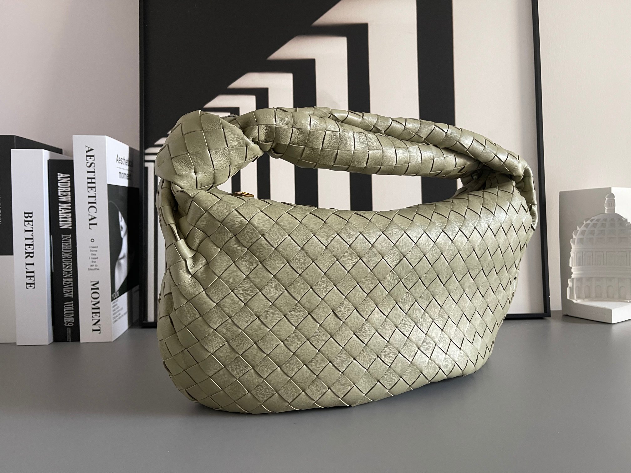 Bottega Veneta 大号Arco手袋 早春新品#、性冷淡风格 有范 充盈活力、恣意洒脱