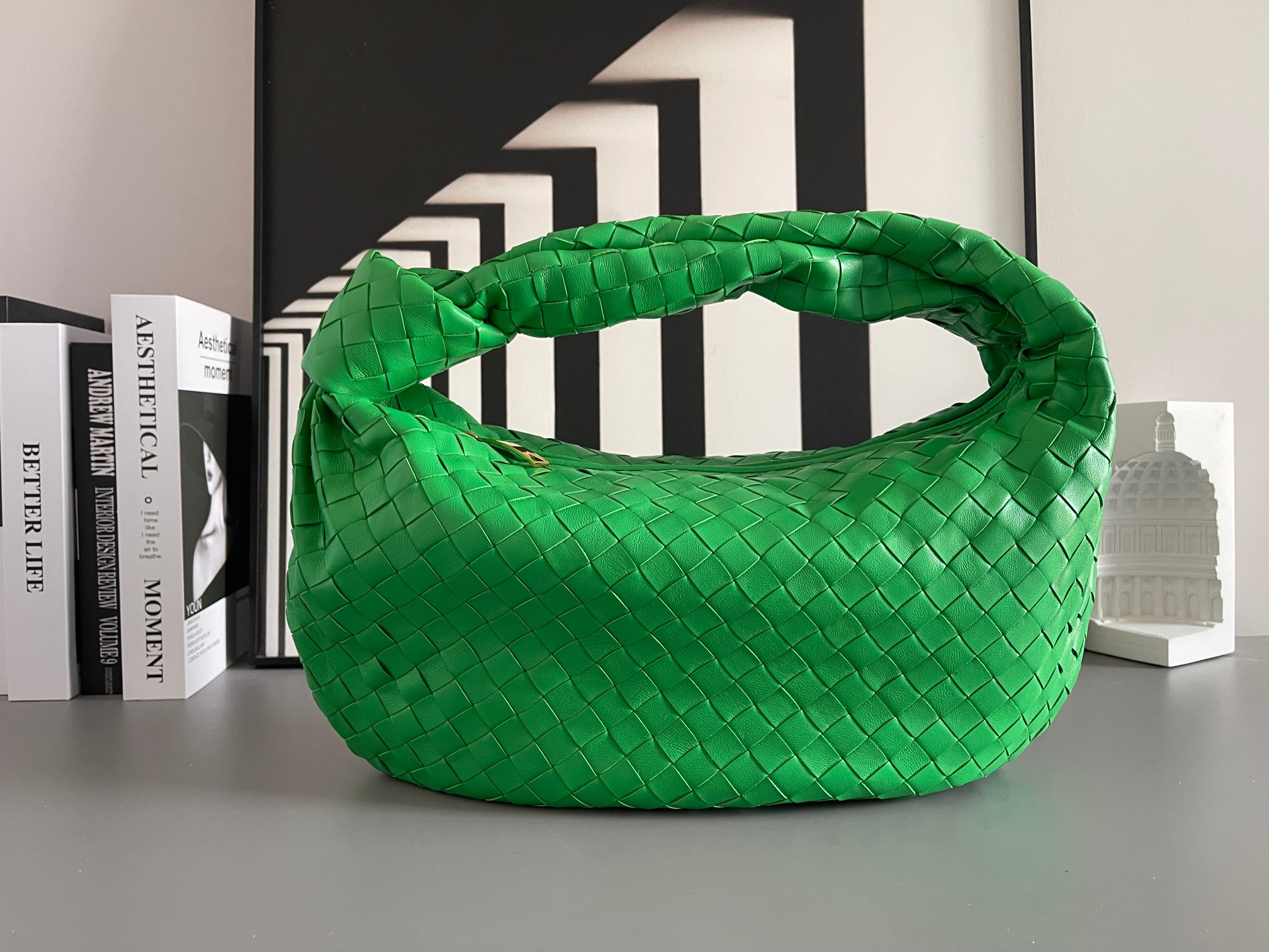 Bottega Veneta 大号Arco手袋 早春新品#、性冷淡风格 有范 充盈活力、恣意洒脱