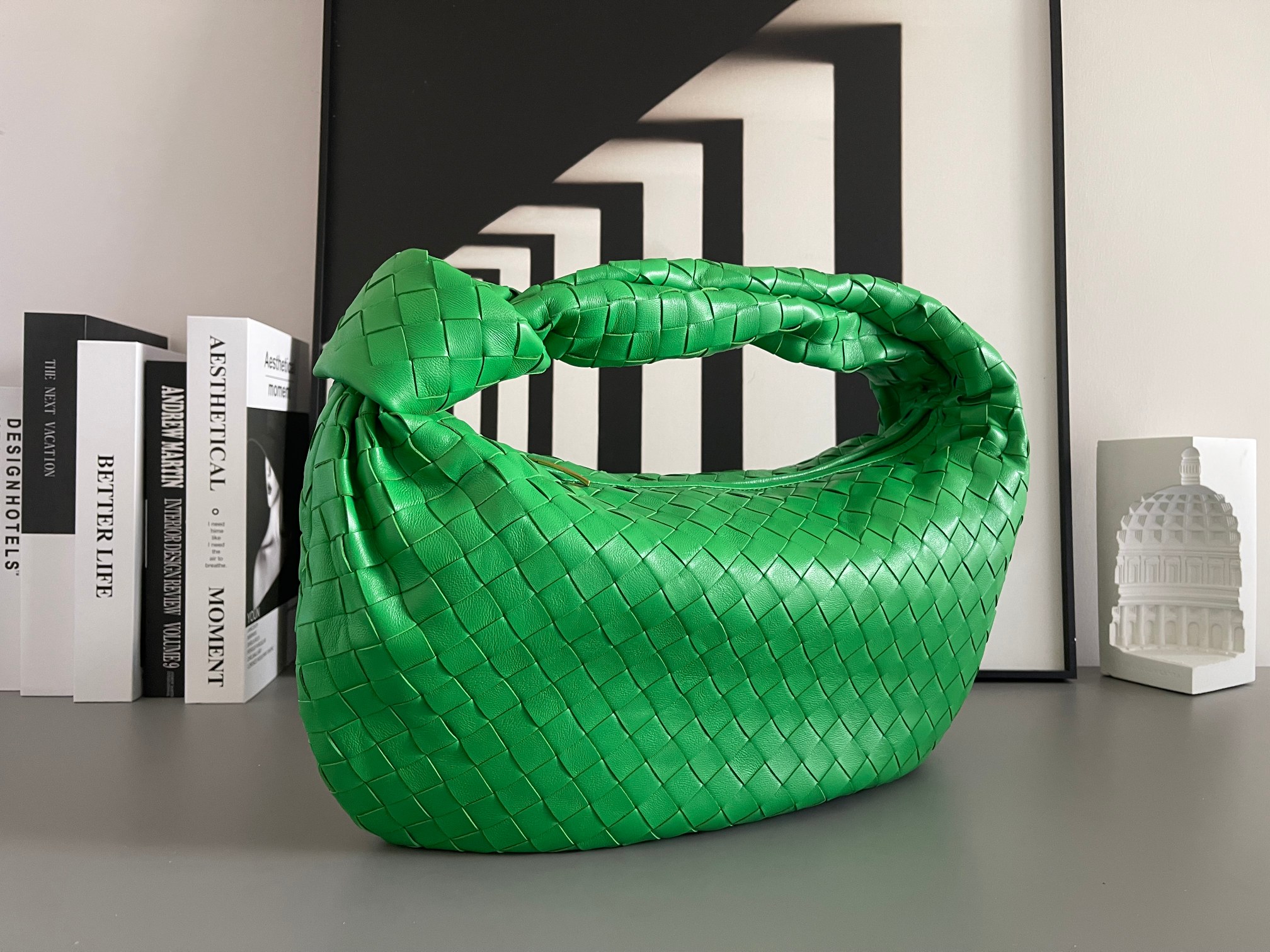 Bottega Veneta 大号Arco手袋 早春新品#、性冷淡风格 有范 充盈活力、恣意洒脱