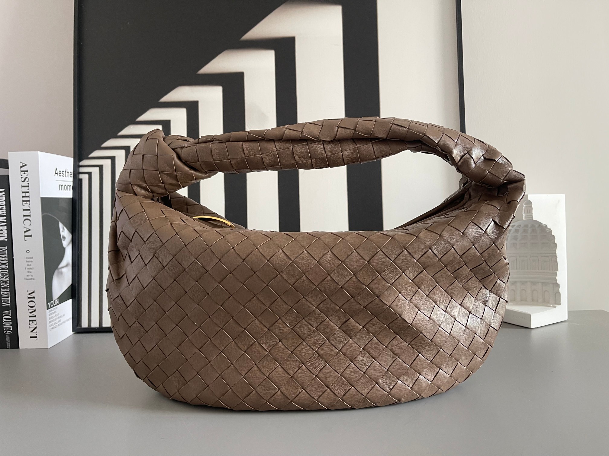 Bottega Veneta 大号Arco手袋 早春新品#、性冷淡风格 有范 充盈活力、恣意洒脱