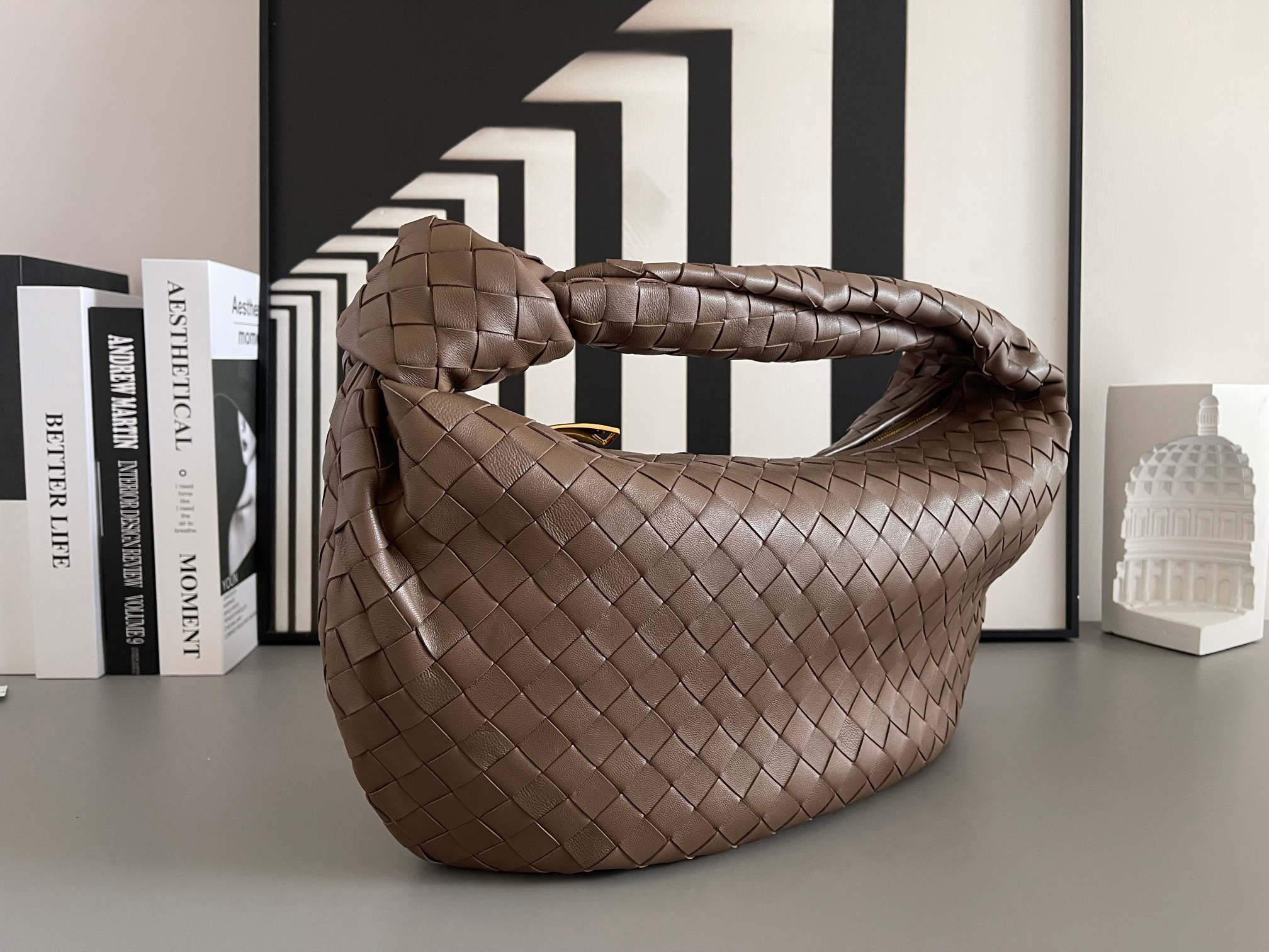Bottega Veneta 大号Arco手袋 早春新品#、性冷淡风格 有范 充盈活力、恣意洒脱