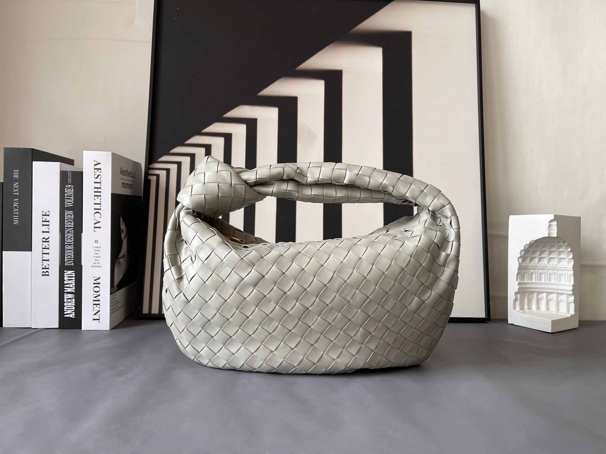 Bottega Veneta 中号BV 葆蝶家2023早春新品女士中号JODIE手袋BV包 新做法是原有的基础上圆化边角