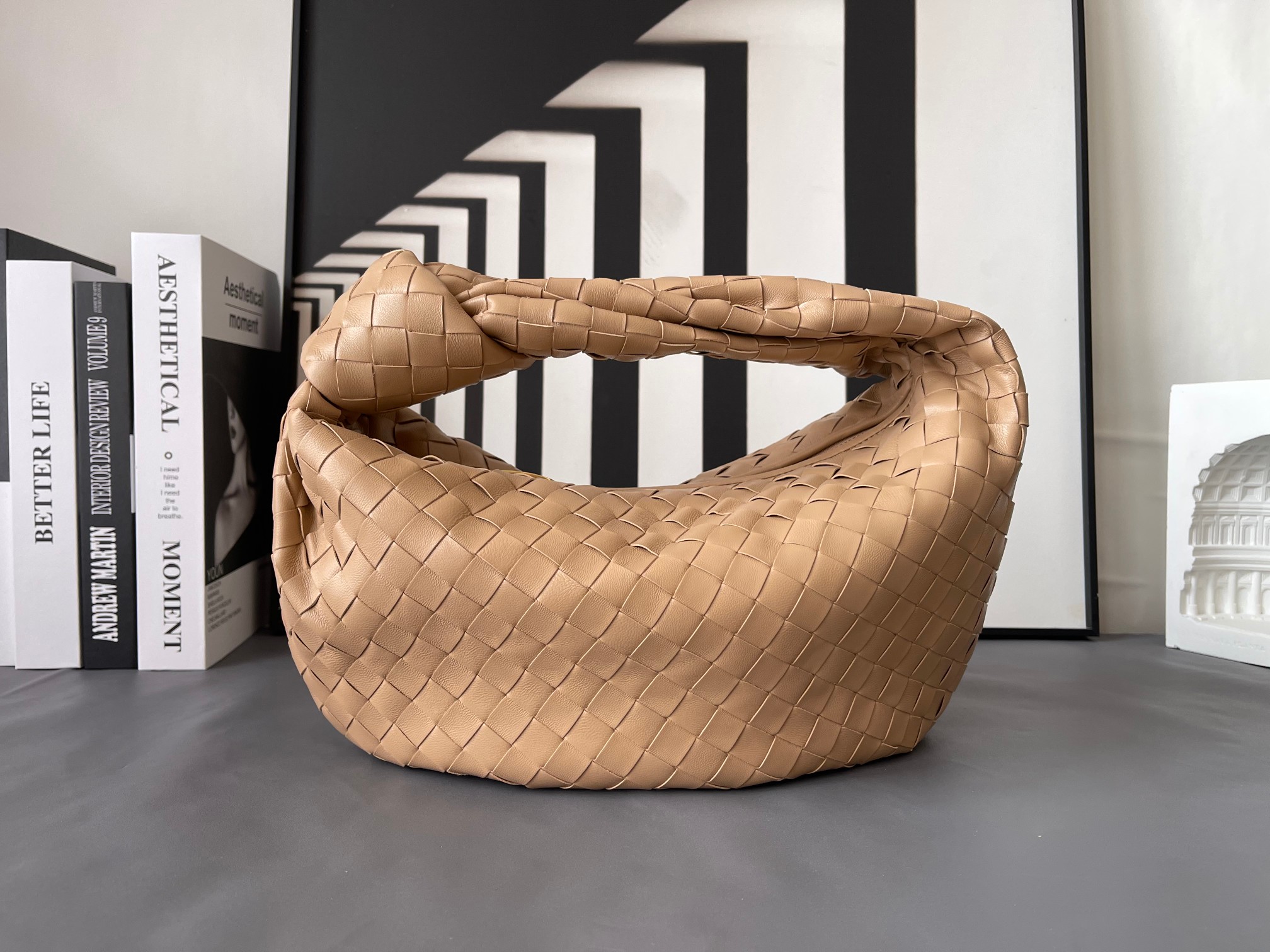Bottega Veneta 中号BV 葆蝶家2023早春新品女士中号JODIE手袋BV包 新做法是原有的基础上圆化边角