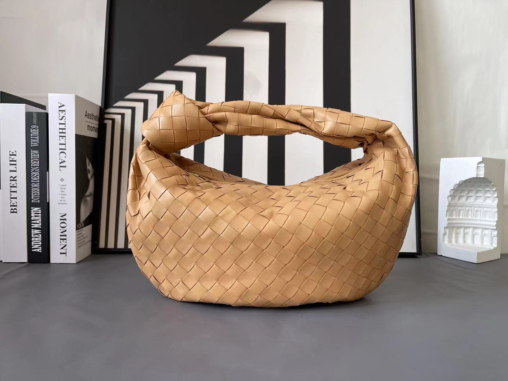 Bottega Veneta 中号BV 葆蝶家2023早春新品女士中号JODIE手袋BV包 新做法是原有的基础上圆化边角