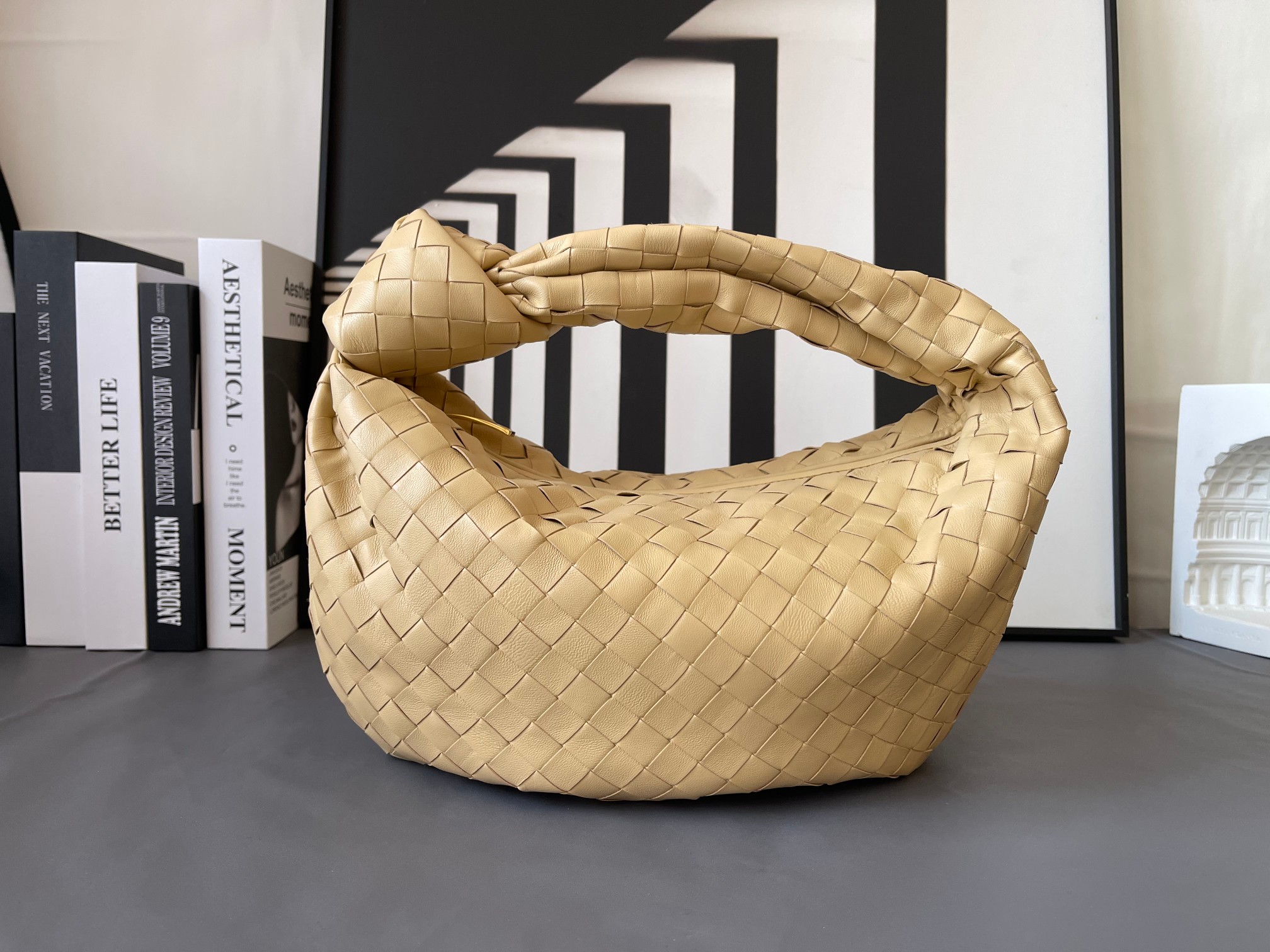 Bottega Veneta 中号BV 葆蝶家2023早春新品女士中号JODIE手袋BV包 新做法是原有的基础上圆化边角