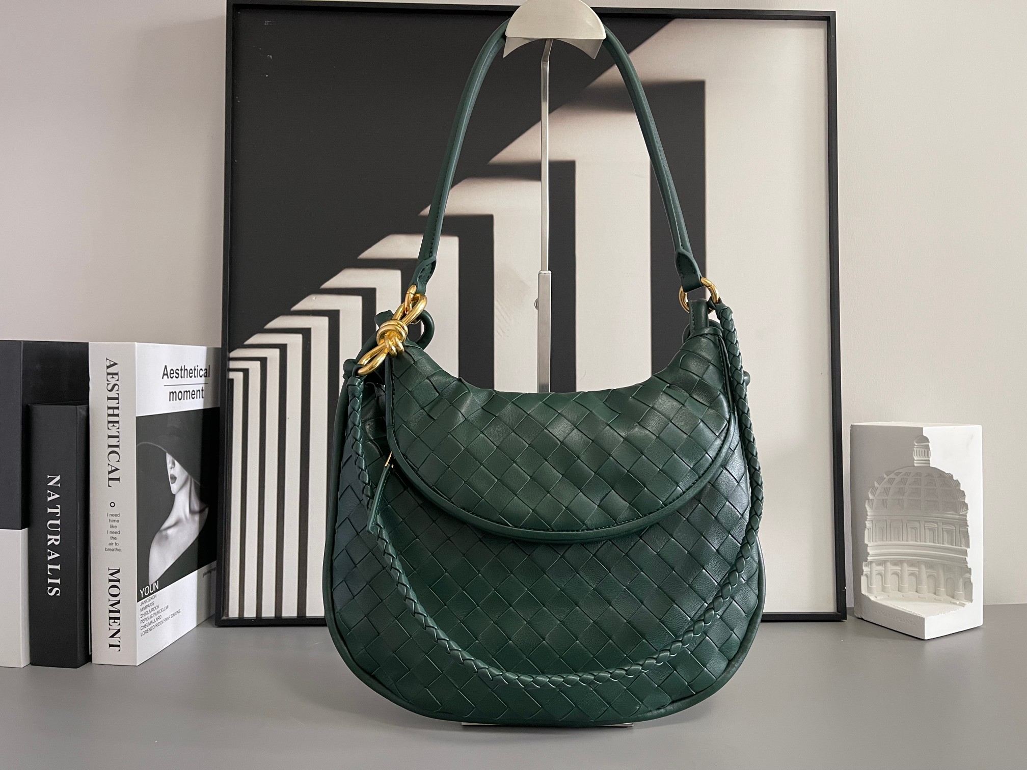 Bottega Veneta Bv Shu Qi's same "Gemelli" twin bag 764281 is locked in advance. It is a hot item in 24 years. Gemelli is a pair of two half-moon-