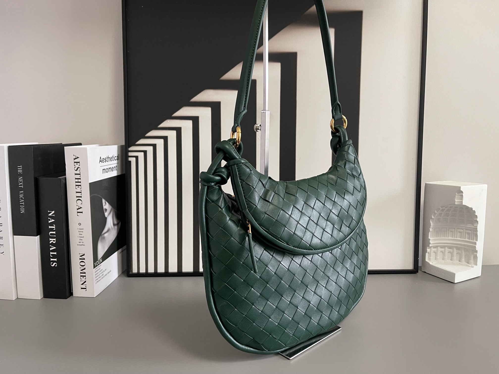 Bottega Veneta Bv Shu Qi's same "Gemelli" twin bag 764281 is locked in advance. It is a hot item in 24 years. Gemelli is a pair of two half-moon-