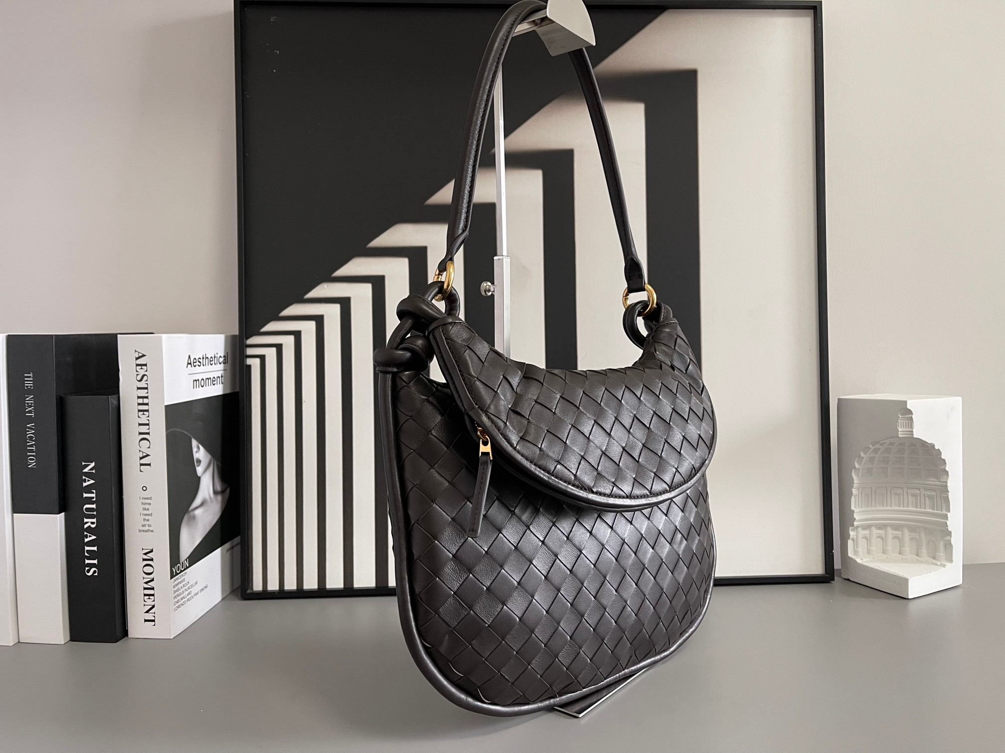 Bottega Veneta Bv Shu Qi's same "Gemelli" twin bag 764281 is locked in advance. It is a hot item in 24 years. Gemelli is a pair of two half-moon-