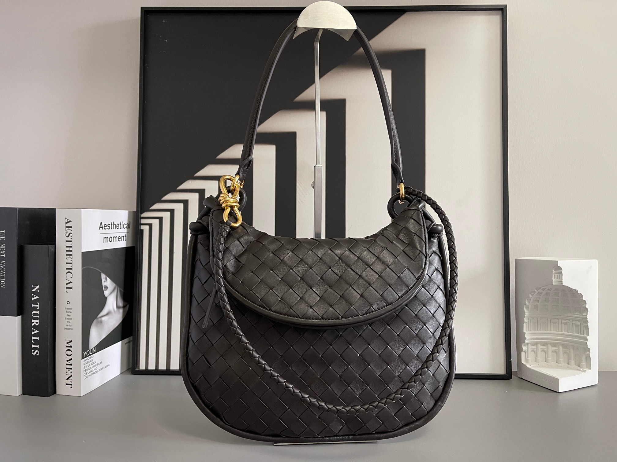 Bottega Veneta Bv Shu Qi's same "Gemelli" twin bag 764281 is locked in advance. It is a hot item in 24 years. Gemelli is a pair of two half-moon-