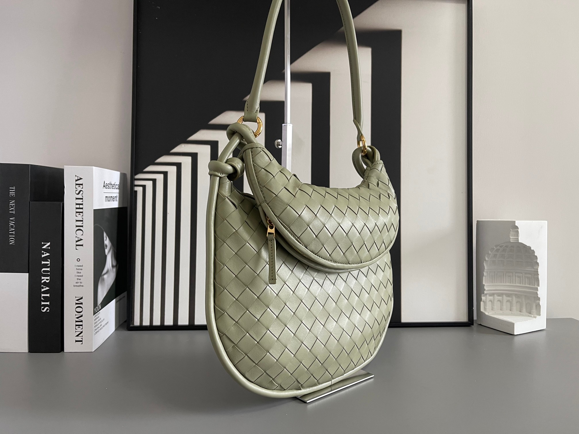Bottega Veneta Bv Shu Qi's same "Gemelli" twin bag 764281 is locked in advance. It is a hot item in 24 years. Gemelli is a pair of two half-moon-
