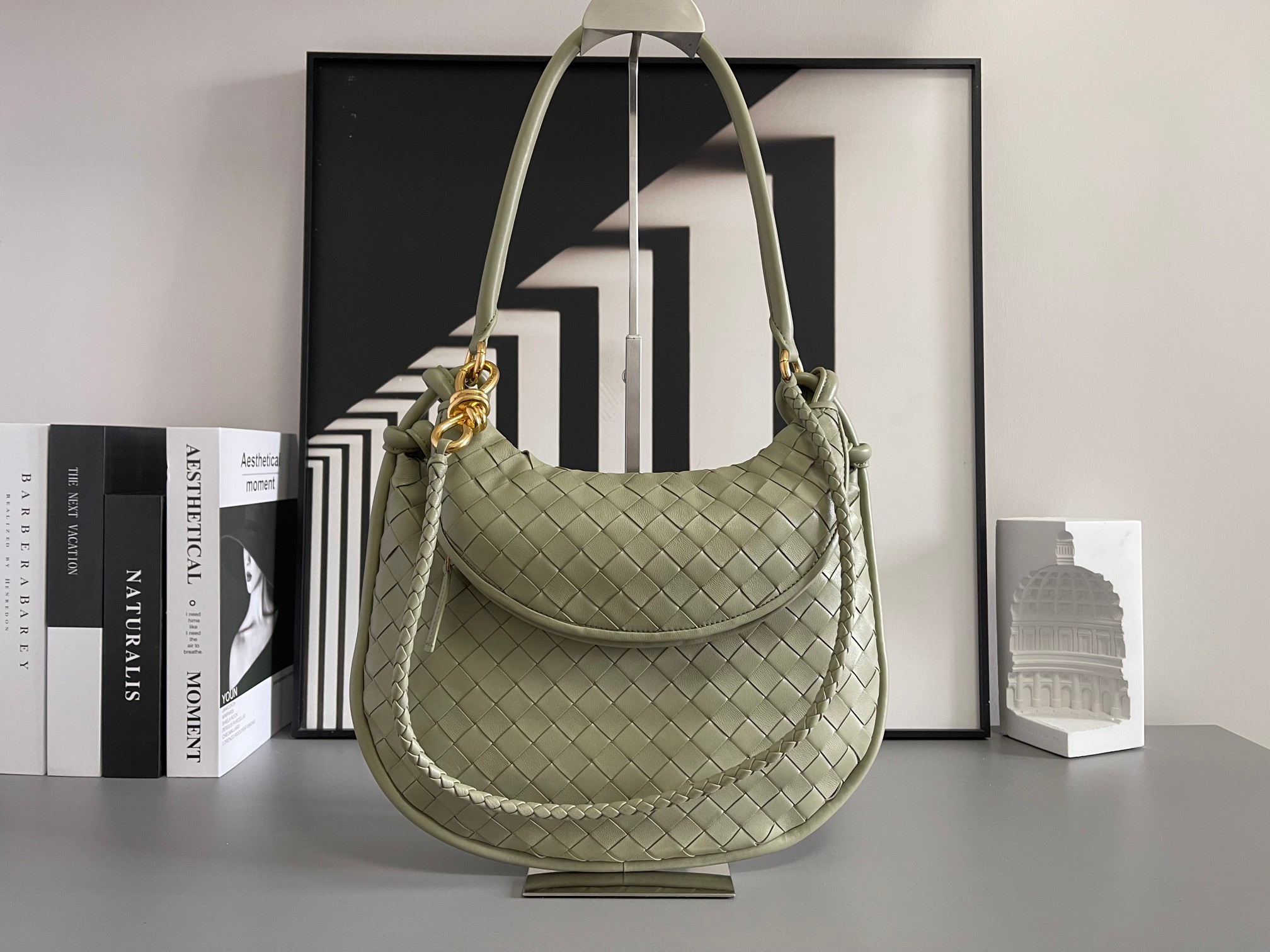 Bottega Veneta Bv Shu Qi's same "Gemelli" twin bag 764281 is locked in advance. It is a hot item in 24 years. Gemelli is a pair of two half-moon-