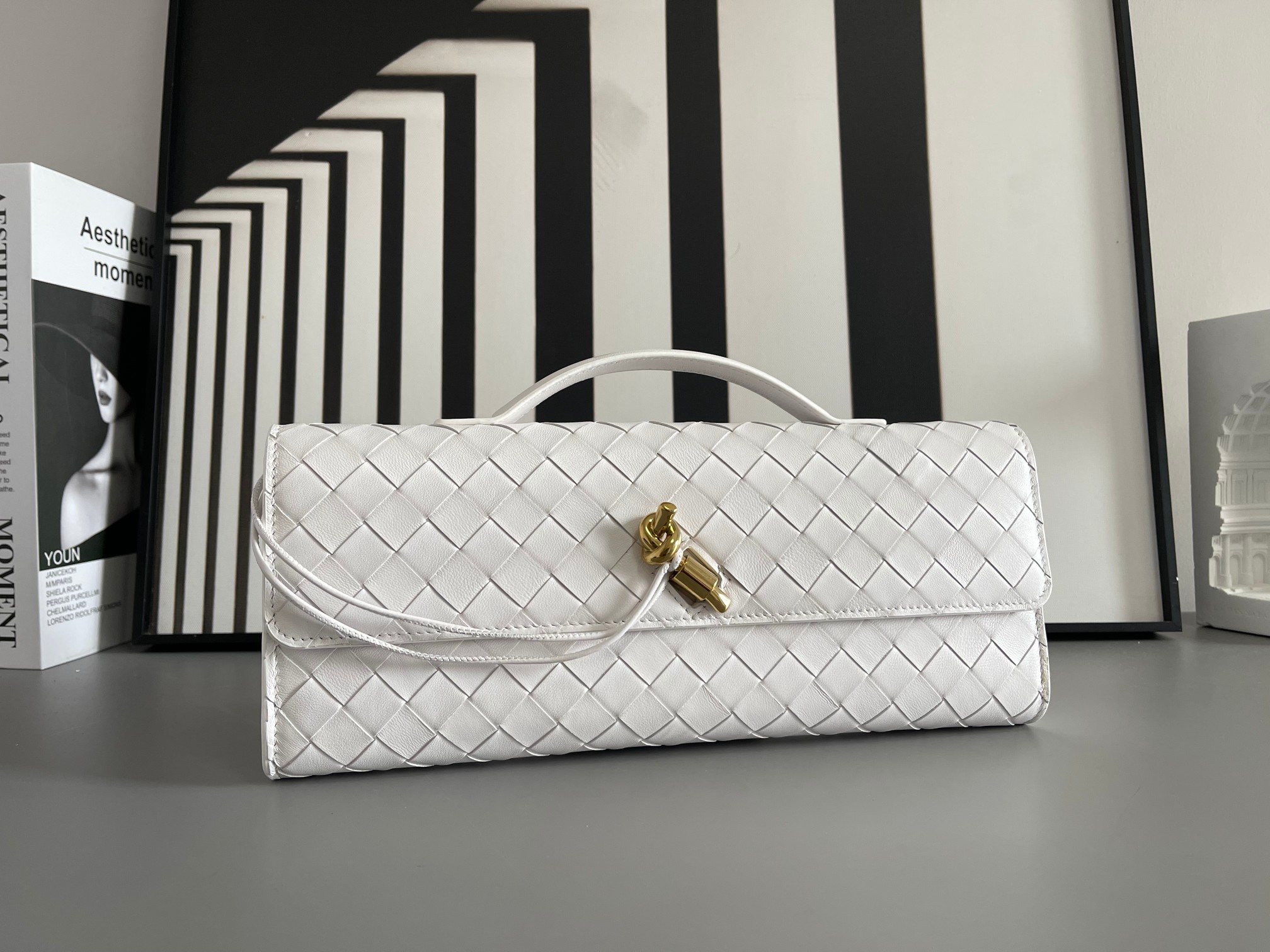 Bottega Veneta Bv Clutch long clutch bag is officially on sale 741511. It is equipped with handles. The design of the clutch bag reflects the exq
