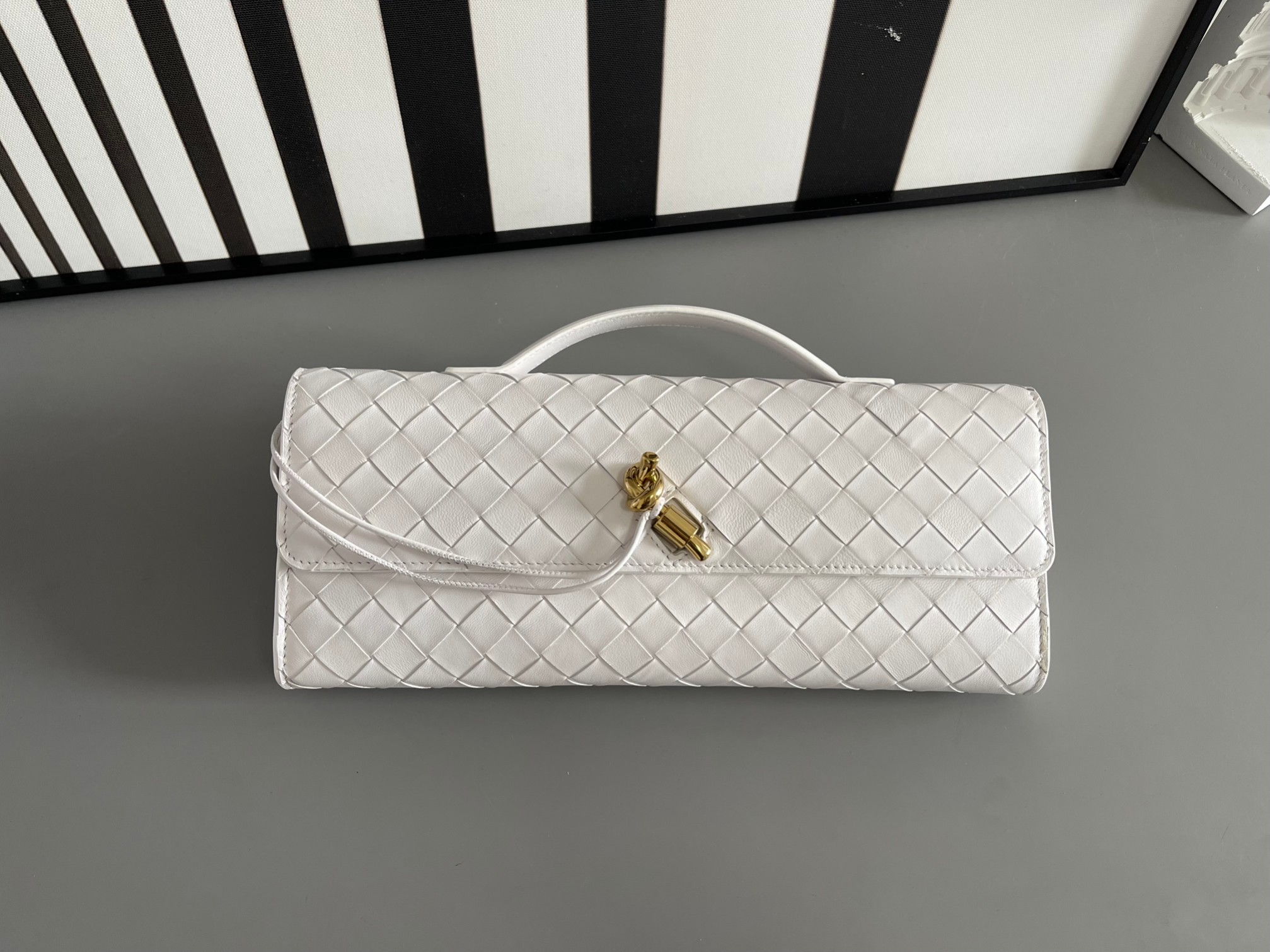 Bottega Veneta Bv Clutch long clutch bag is officially on sale 741511. It is equipped with handles. The design of the clutch bag reflects the exq