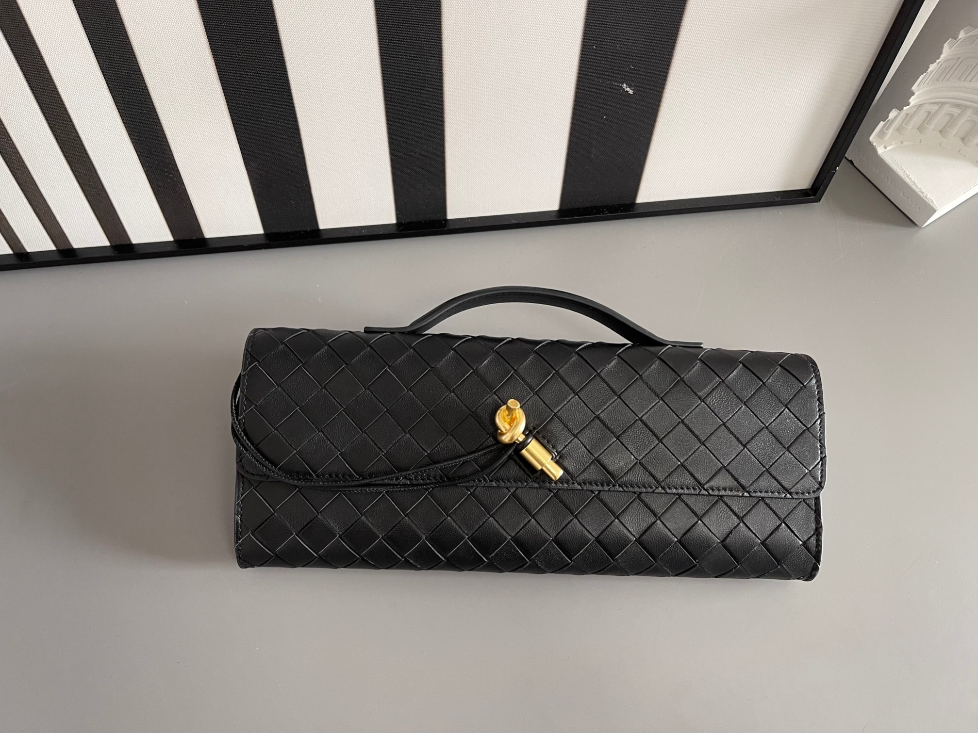 Bottega Veneta Bv Clutch long clutch bag is officially on sale 741511. It is equipped with handles. The design of the clutch bag reflects the exq