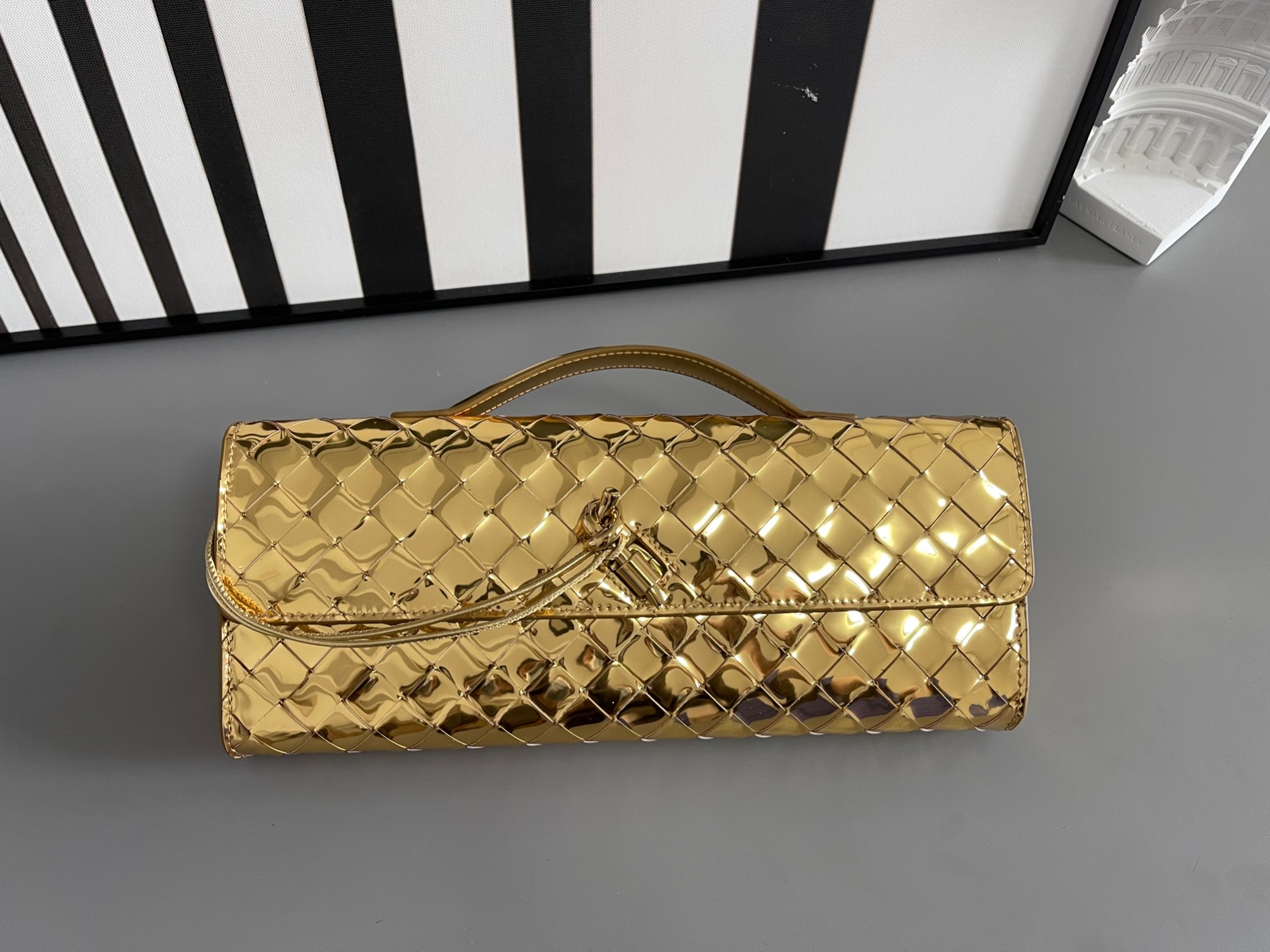 Bottega Veneta Bv Clutch long clutch bag is officially on sale 741511. It is equipped with handles. The design of the clutch bag reflects the exq