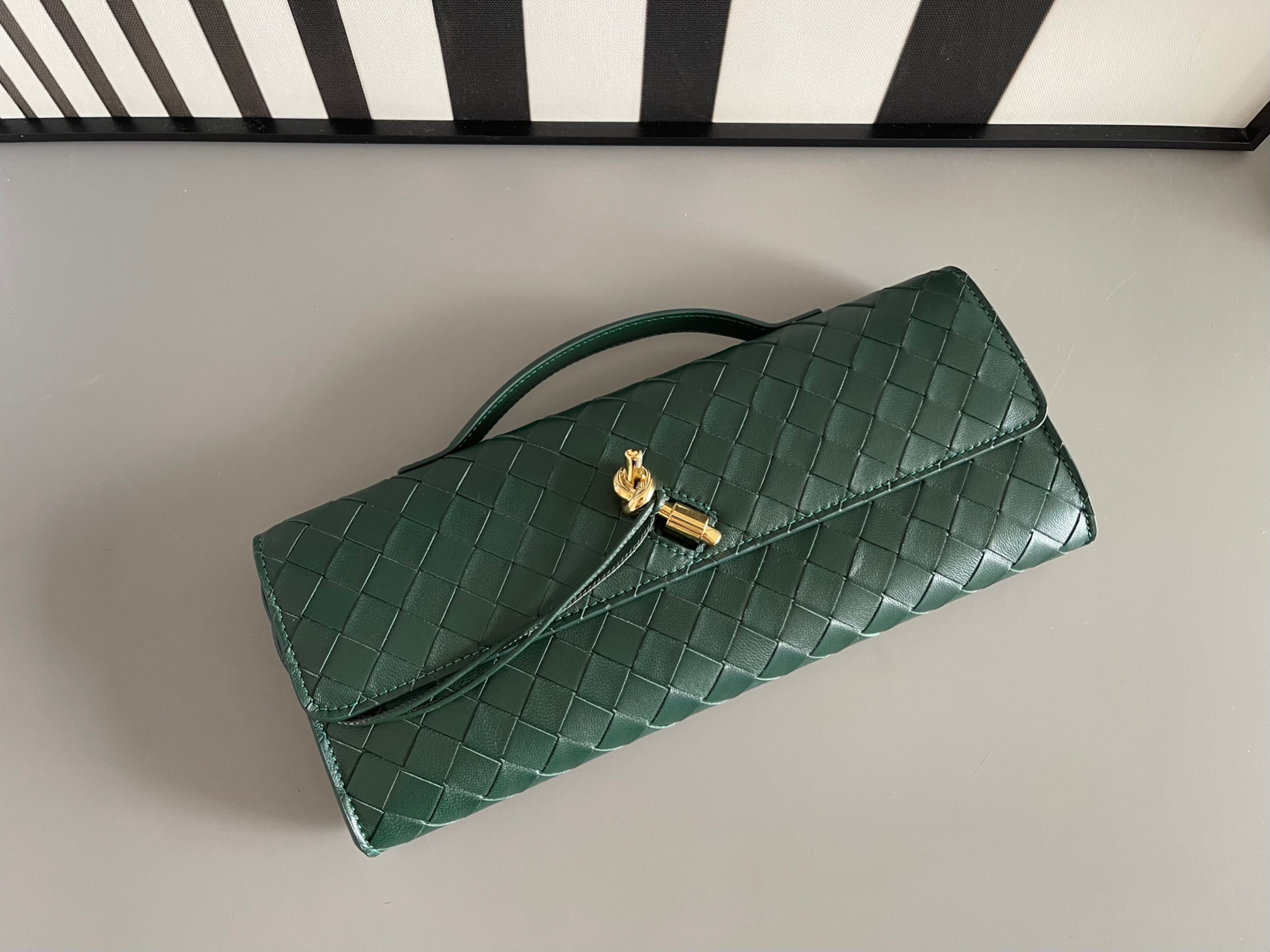 Bottega Veneta Emerald Bv Clutch long clutch bag 741511 is equipped with handles. The design of the clutch bag reflects the exquisite and high-en