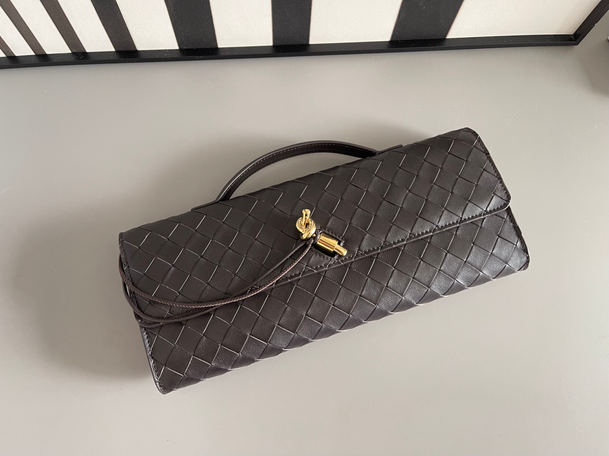 Bottega Veneta Chocolate brown Bv Clutch long clutch bag 741511 is equipped with handles. The design of the clutch bag reflects the exquisite and