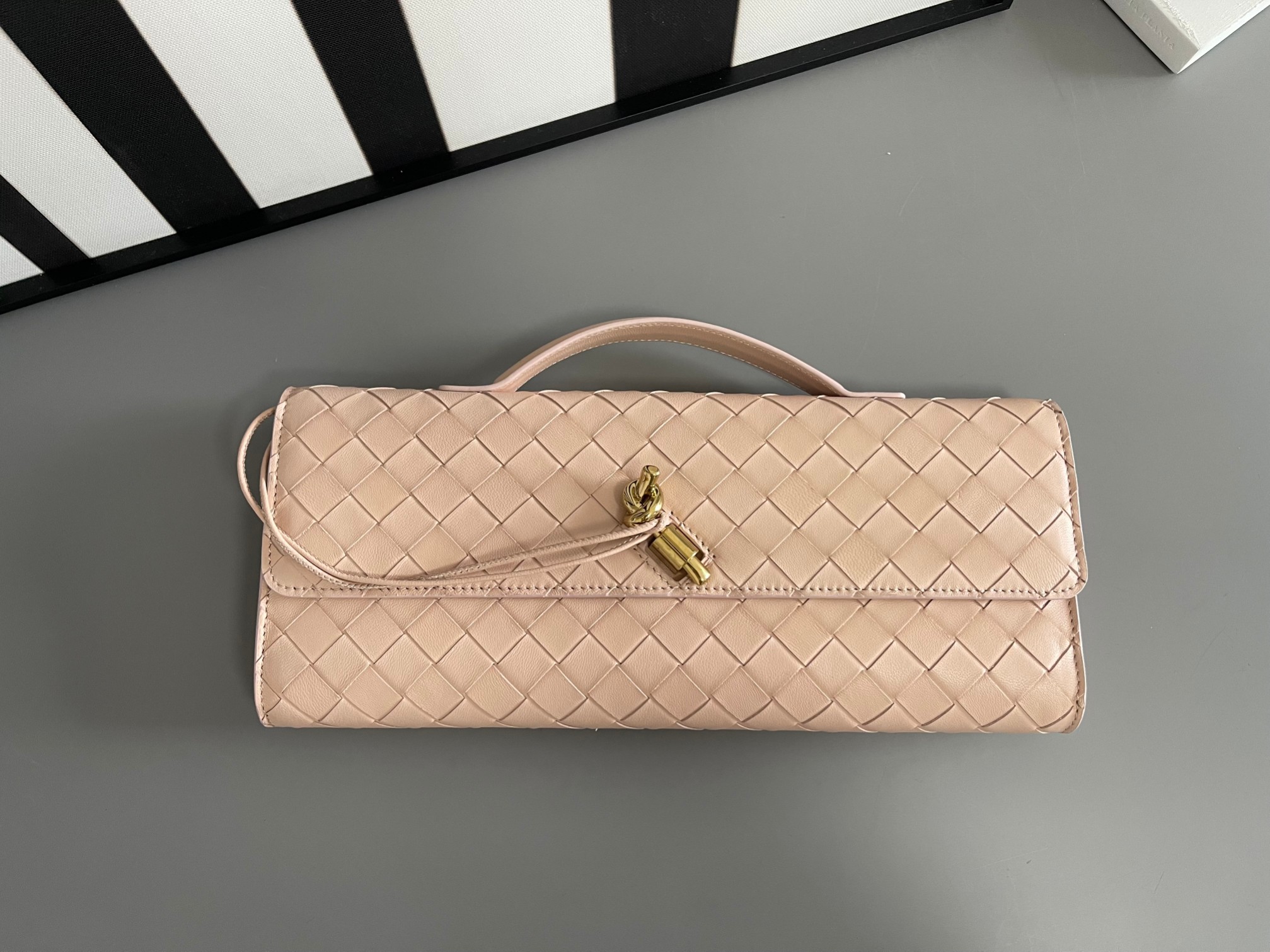 Bottega Veneta Lotus Pink Bv Clutch long clutch bag 741511 is equipped with handles. The design of the clutch bag reflects the exquisite and high