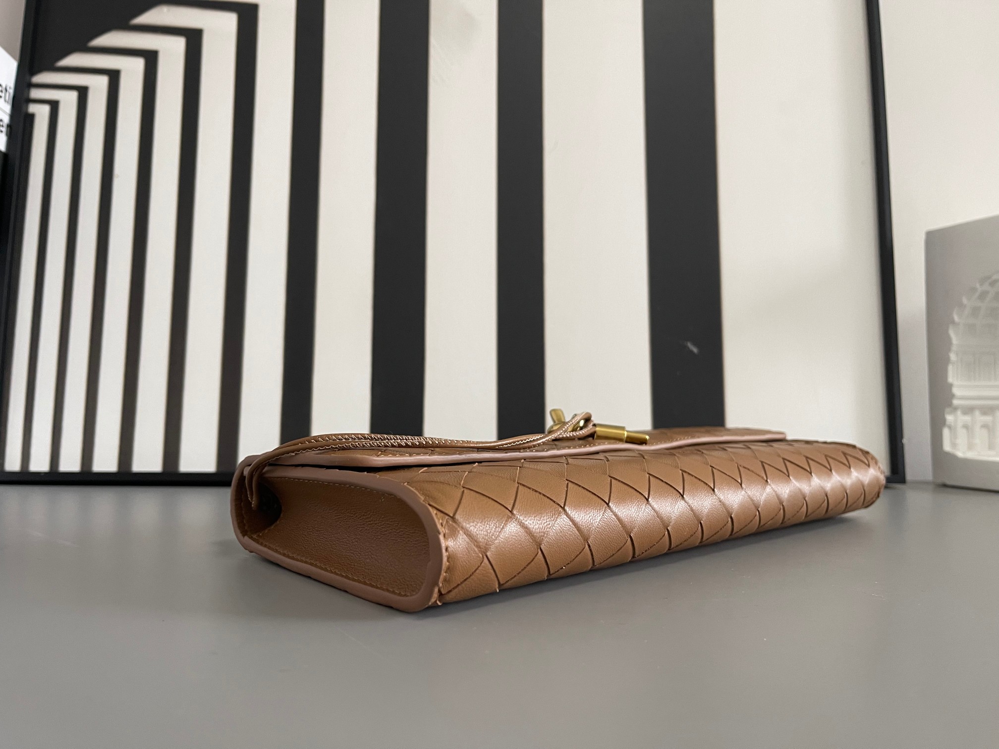 Bottega Veneta Bv Clutch long clutch bag 741511 is equipped with handles. The design of the clutch bag reflects the exquisite and high-end taste~