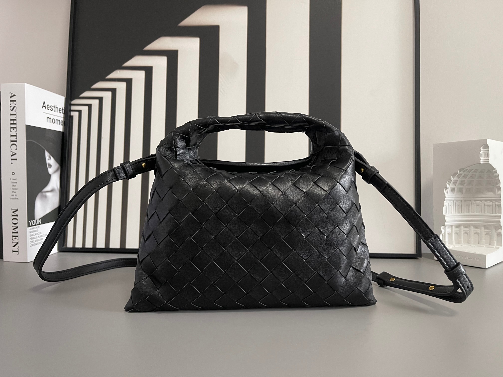 Bottega Veneta Bv's best-selling Mini Hop sheepskin 777586. The bag body and handles are made of a whole piece of sheepskin. The bag body is soft