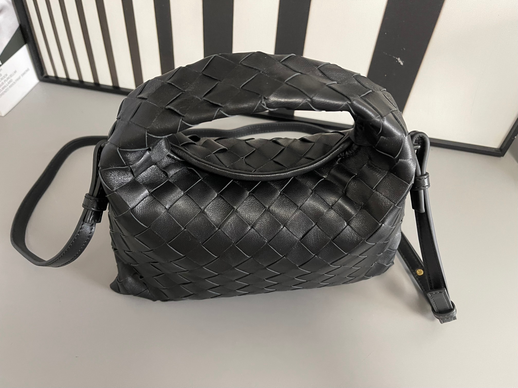 Bottega Veneta Bv's best-selling Mini Hop sheepskin 777586. The bag body and handles are made of a whole piece of sheepskin. The bag body is soft