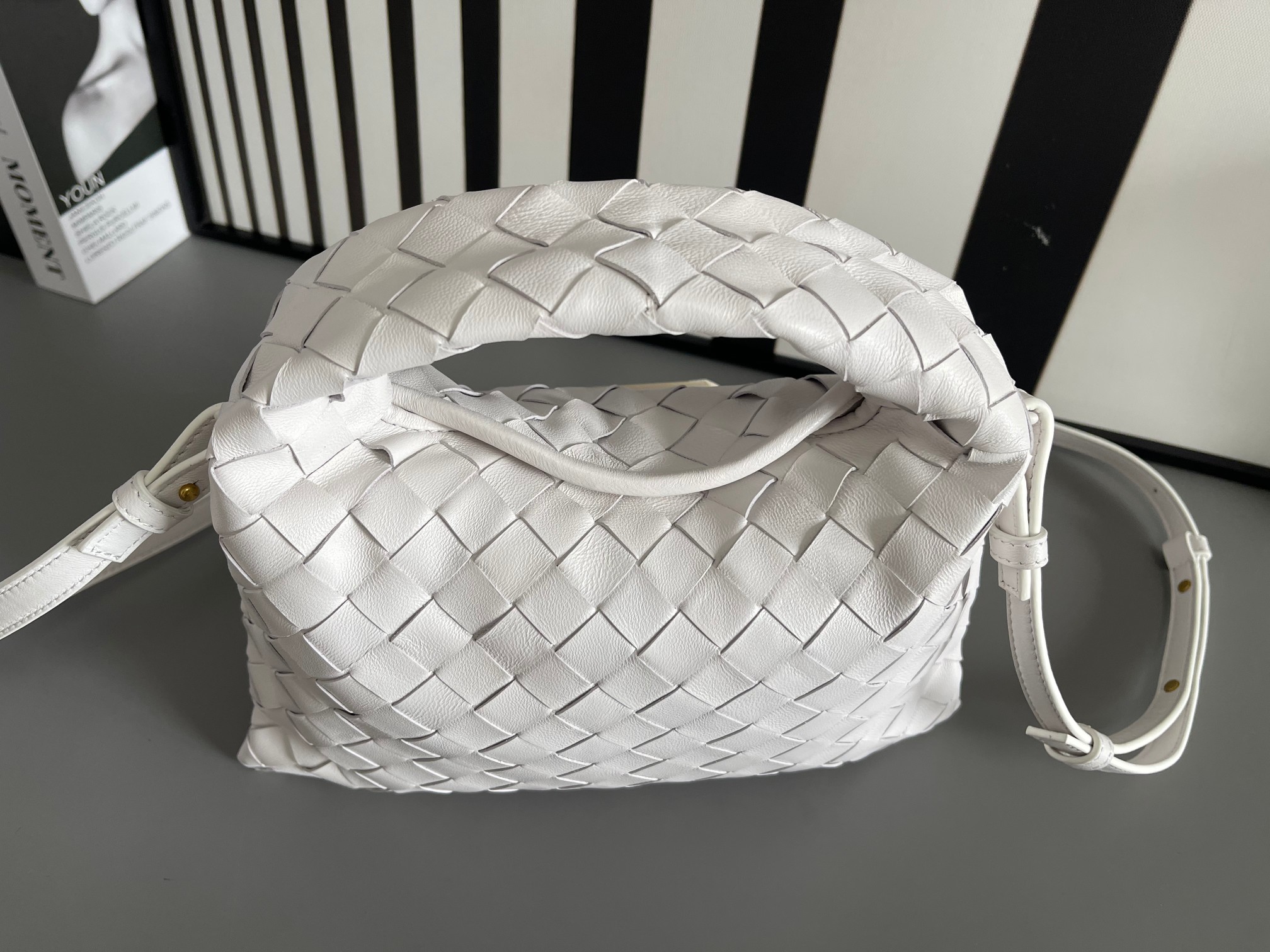 Bottega Veneta Bv's best-selling Mini Hop sheepskin 777586. The bag body and handles are made of a whole piece of sheepskin. The bag body is soft