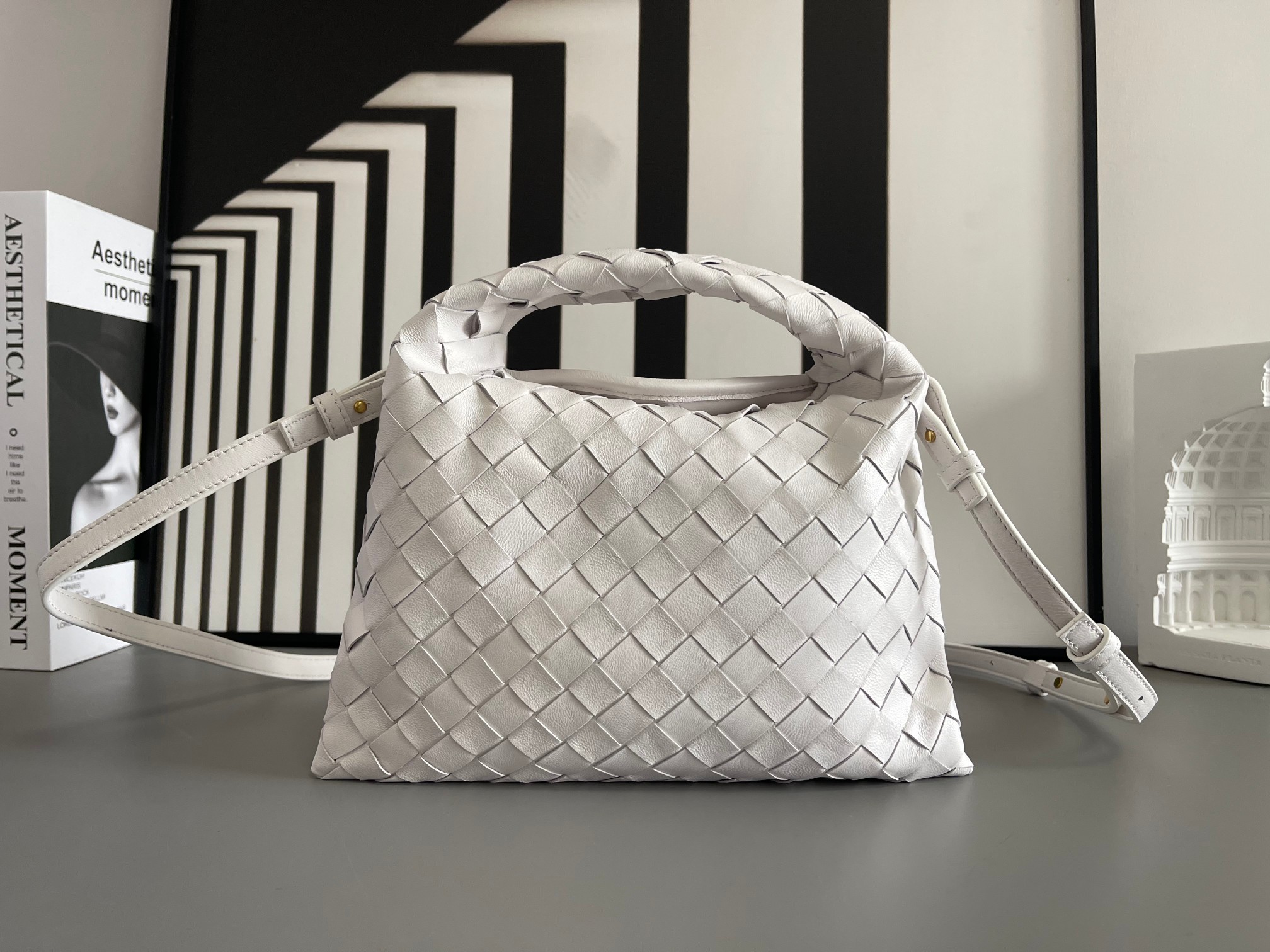 Bottega Veneta Bv's best-selling Mini Hop sheepskin 777586. The bag body and handles are made of a whole piece of sheepskin. The bag body is soft