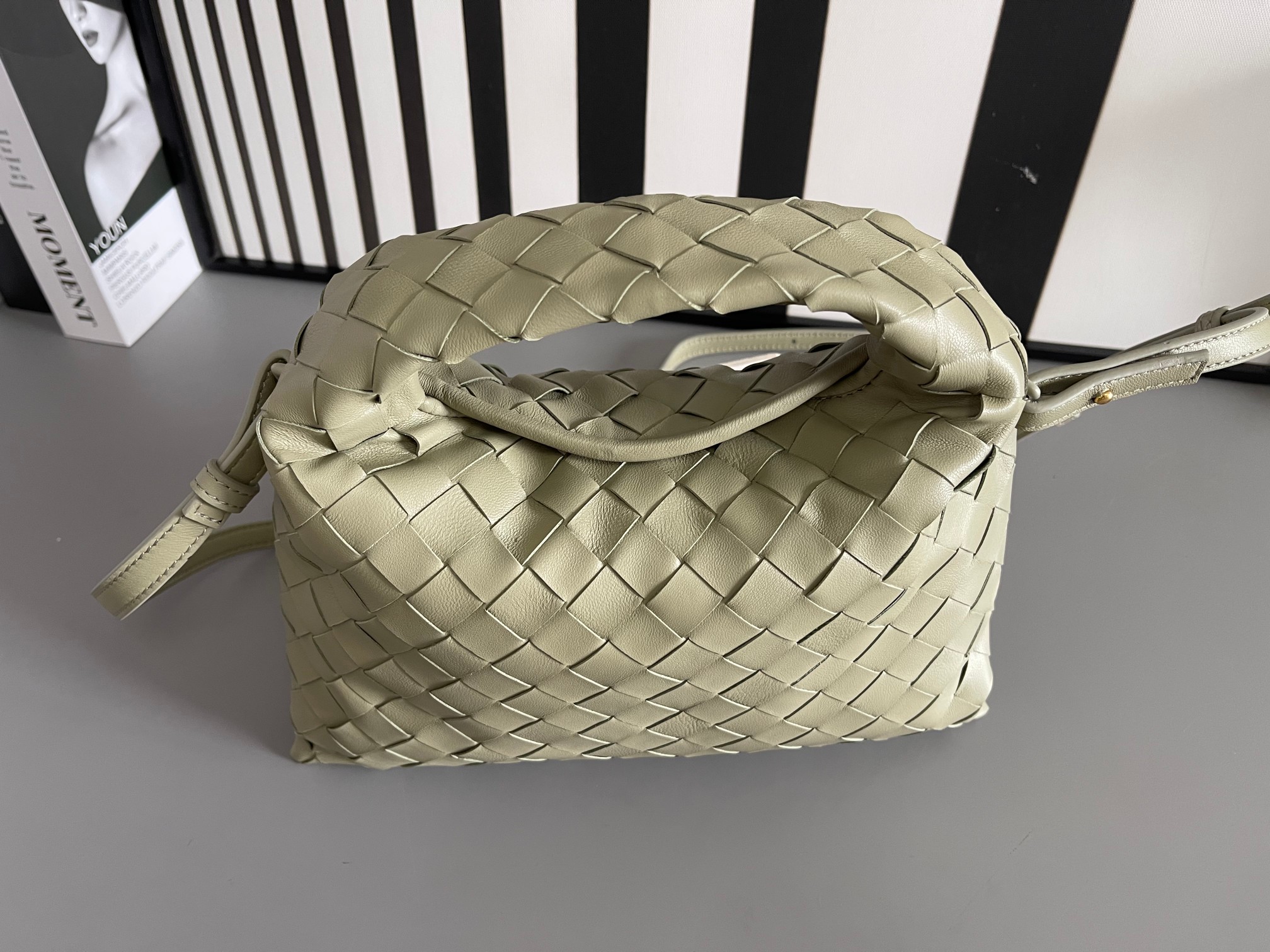 Bottega Veneta Bv's best-selling Mini Hop sheepskin 777586. The bag body and handles are made of a whole piece of sheepskin. The bag body is soft