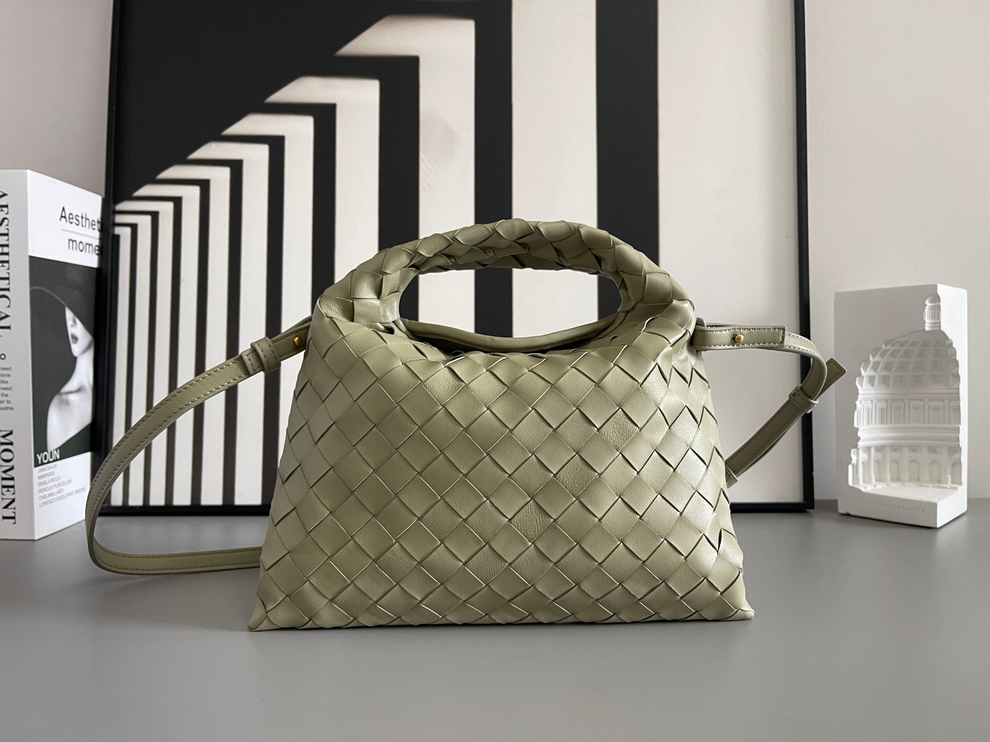 Bottega Veneta Bv's best-selling Mini Hop sheepskin 777586. The bag body and handles are made of a whole piece of sheepskin. The bag body is soft
