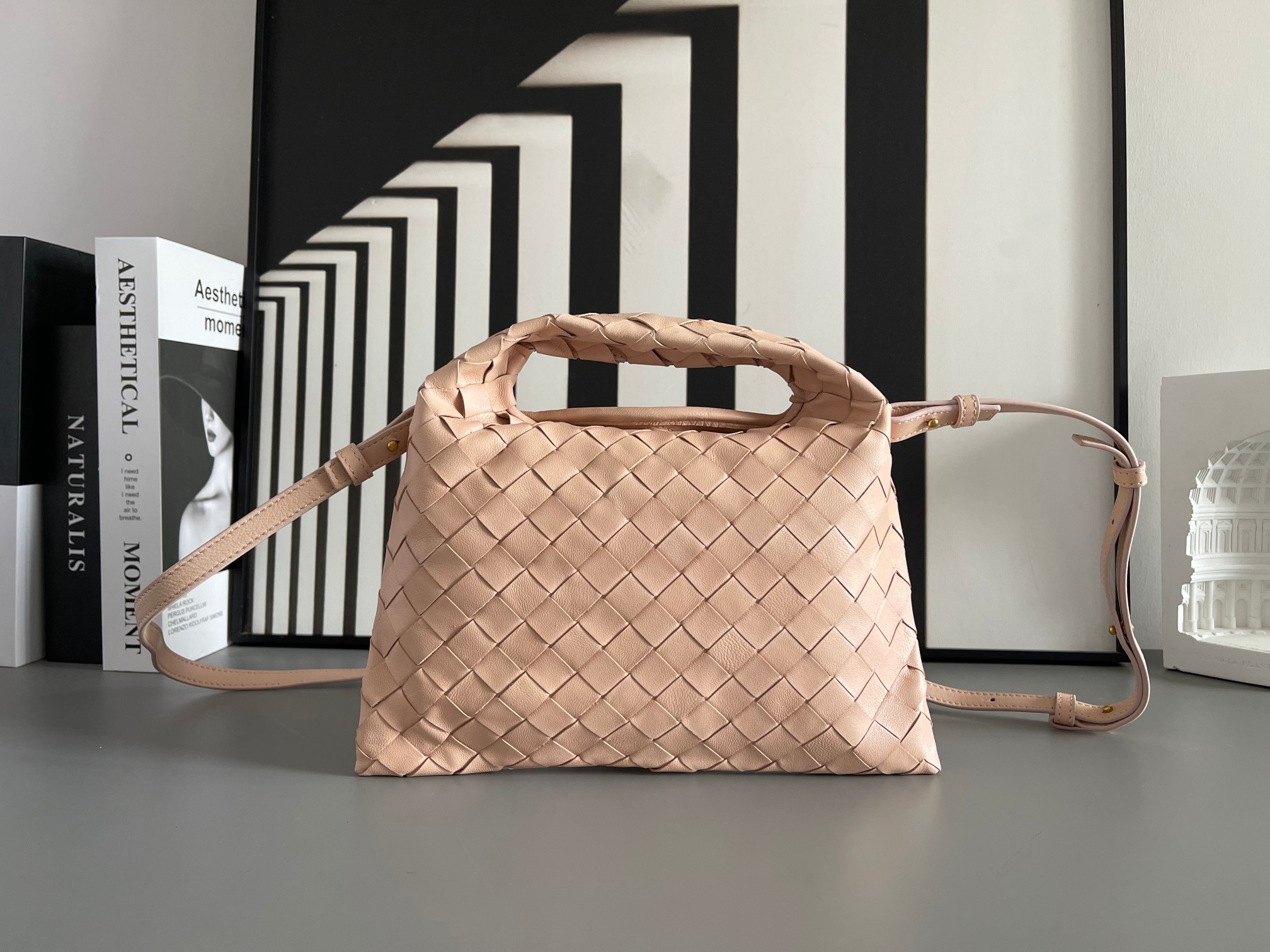 Bottega Veneta Bv's best-selling Mini Hop sheepskin 777586. The bag body and handles are made of a whole piece of sheepskin. The bag body is soft