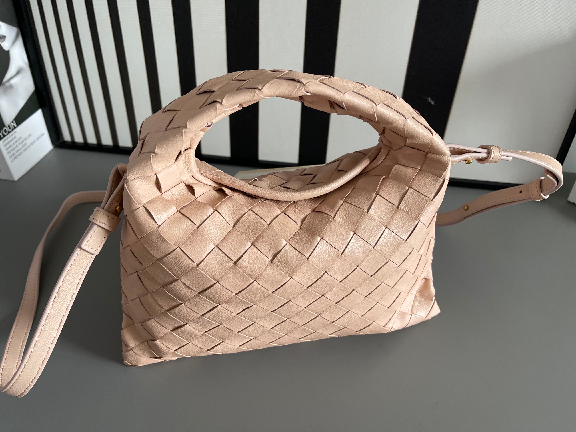 Bottega Veneta Bv's best-selling Mini Hop sheepskin 777586. The bag body and handles are made of a whole piece of sheepskin. The bag body is soft