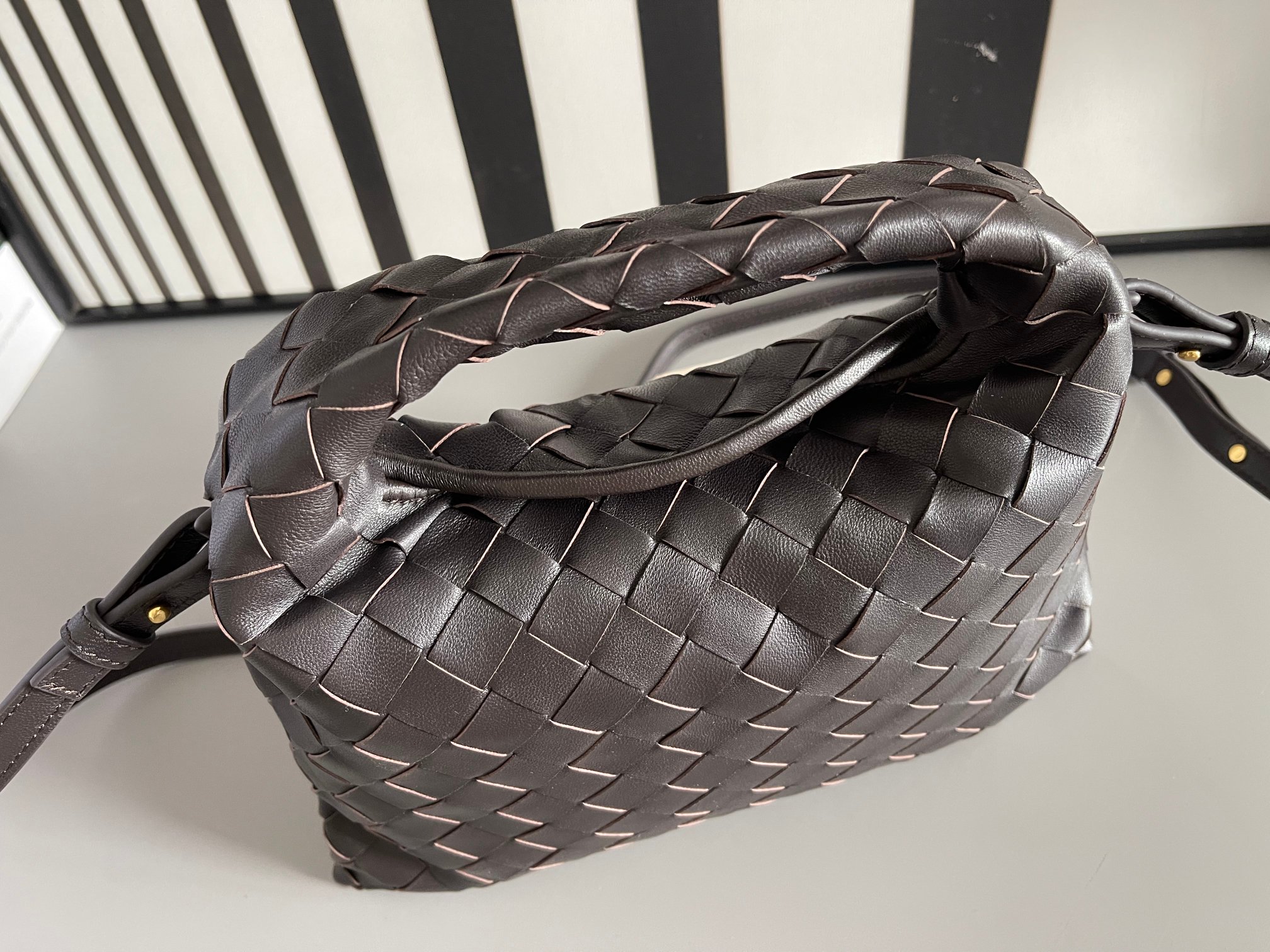 Bottega Veneta Bv's best-selling Mini Hop sheepskin 777586. The bag body and handles are made of a whole piece of sheepskin. The bag body is soft