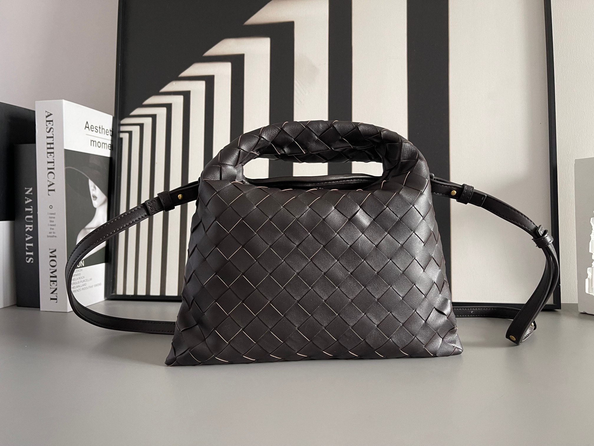 Bottega Veneta Bv's best-selling Mini Hop sheepskin 777586. The bag body and handles are made of a whole piece of sheepskin. The bag body is soft