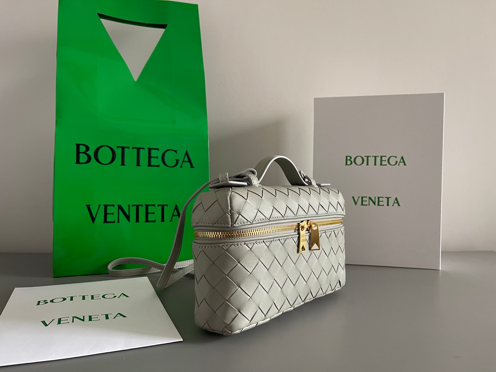Gucci BV新款 Vanity Case 绳带化妆包 789109 采用品牌最 的牛皮编织