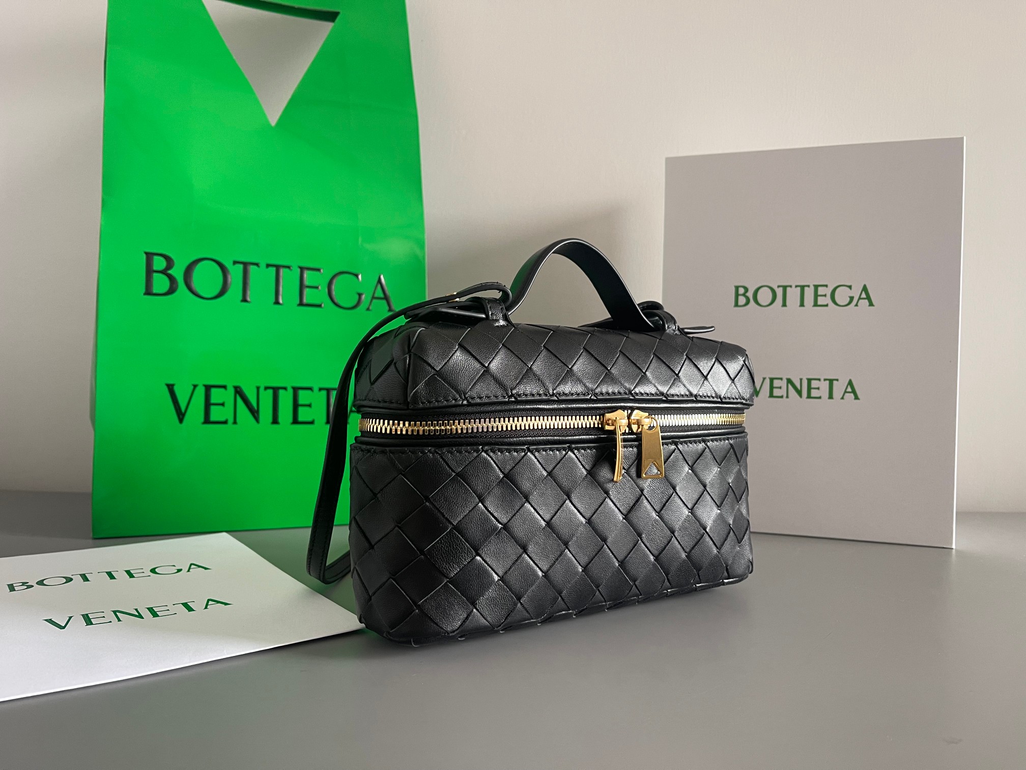 Gucci BV新款 Vanity Case 绳带化妆包 789109 采用品牌最 的牛皮编织