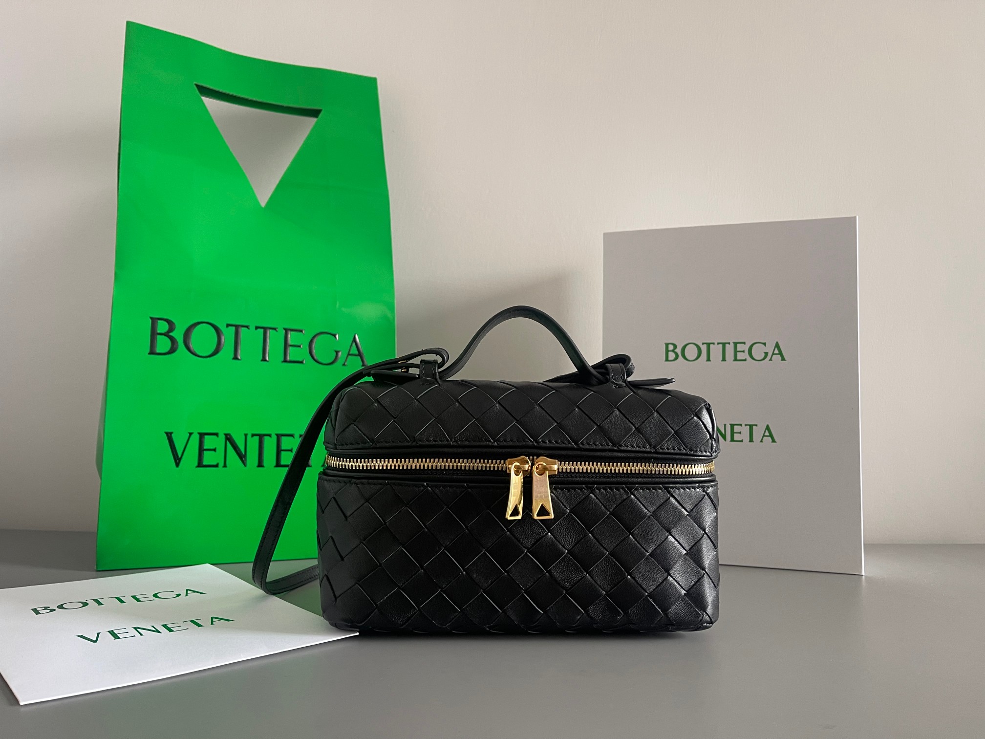 Gucci BV新款 Vanity Case 绳带化妆包 789109 采用品牌最 的牛皮编织