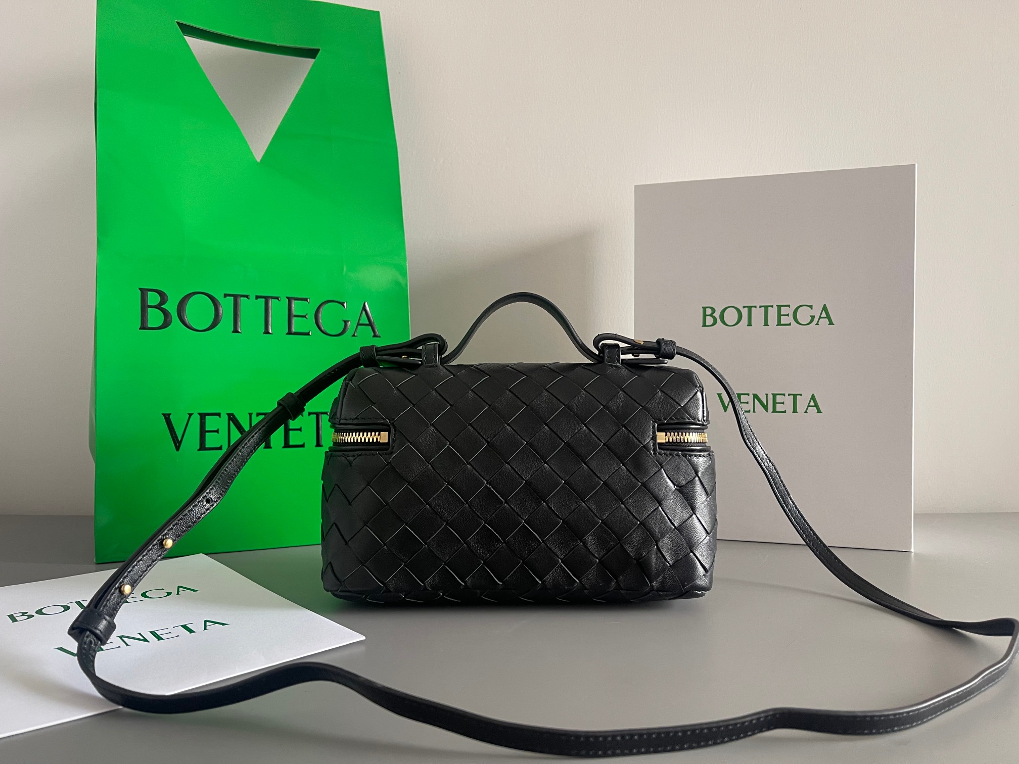 Gucci BV新款 Vanity Case 绳带化妆包 789109 采用品牌最 的牛皮编织