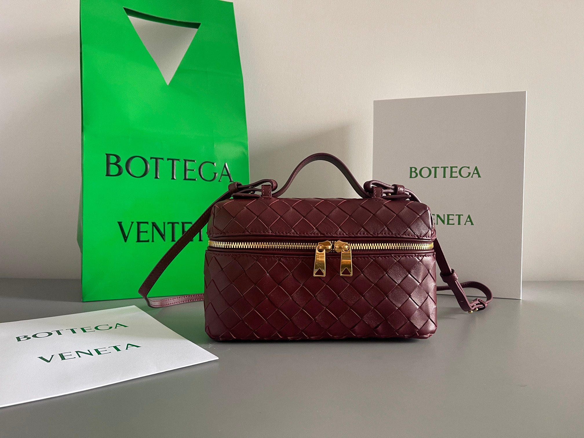 Gucci BV新款 Vanity Case 绳带化妆包 789109 采用品牌最 的牛皮编织