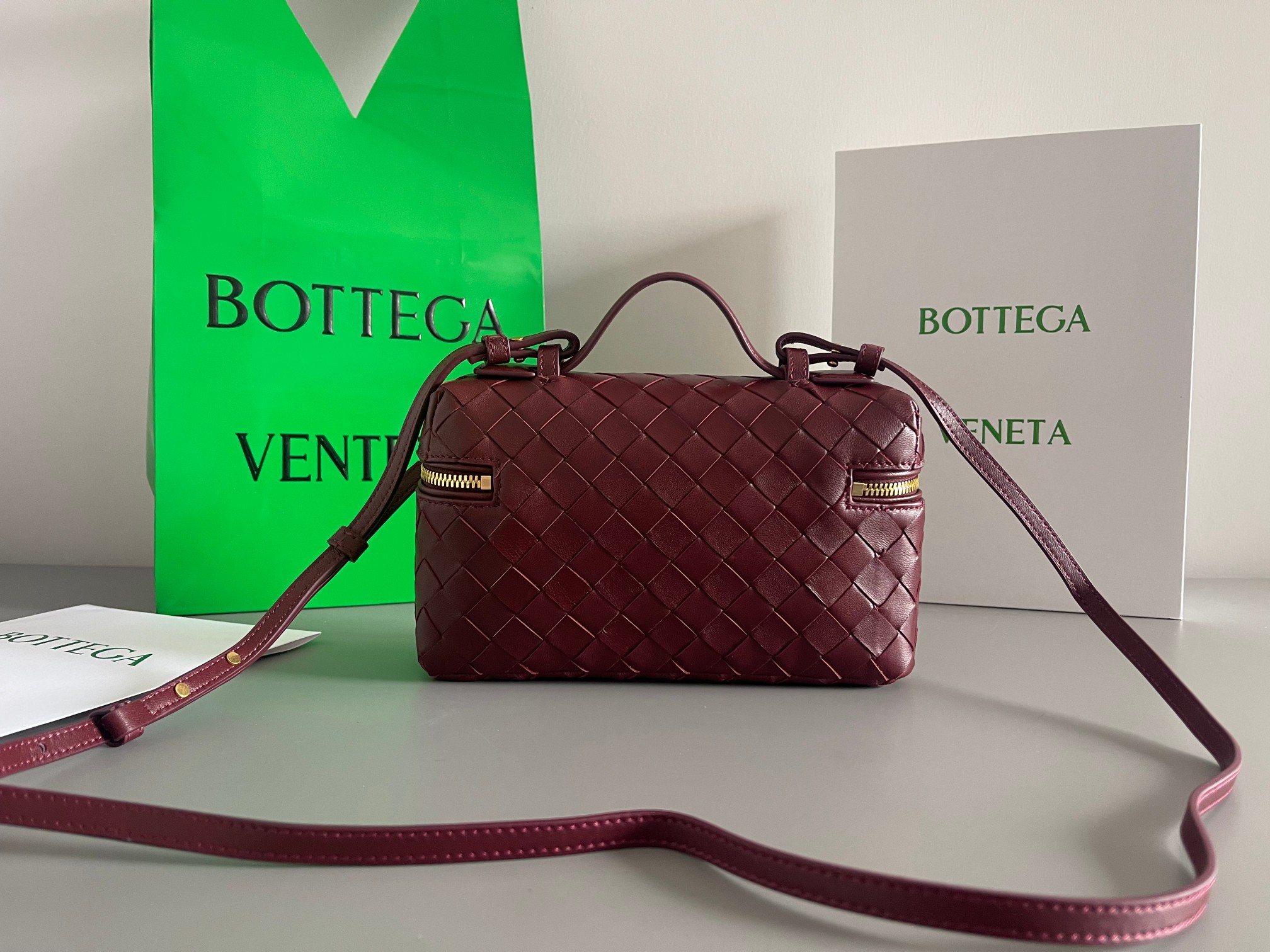 Gucci BV新款 Vanity Case 绳带化妆包 789109 采用品牌最 的牛皮编织