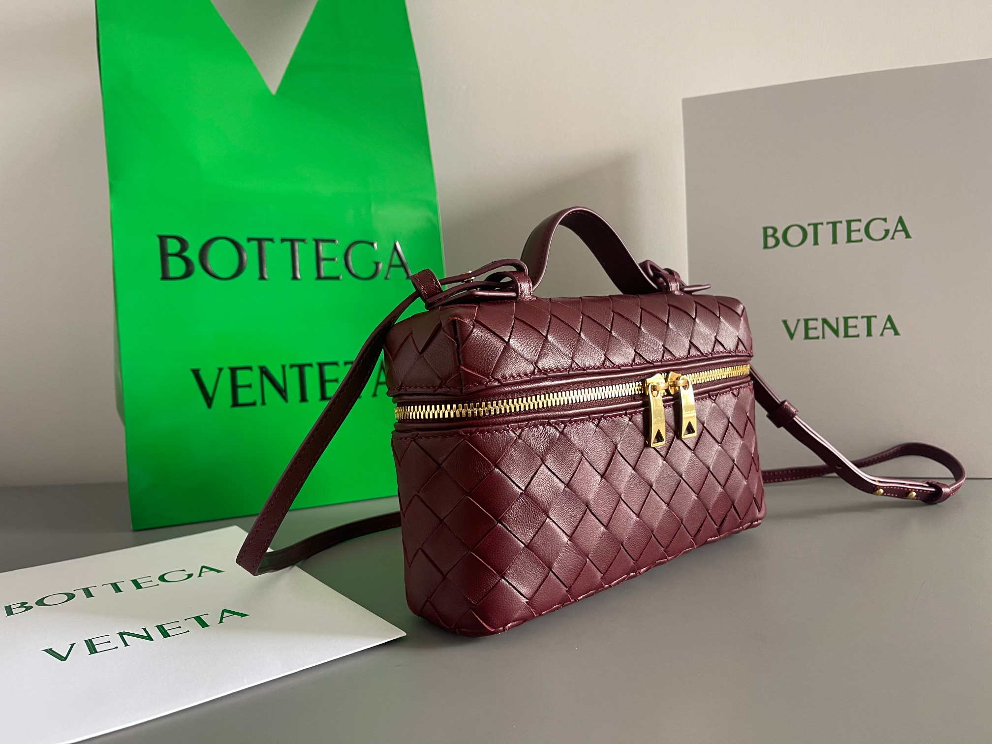 Gucci BV新款 Vanity Case 绳带化妆包 789109 采用品牌最 的牛皮编织