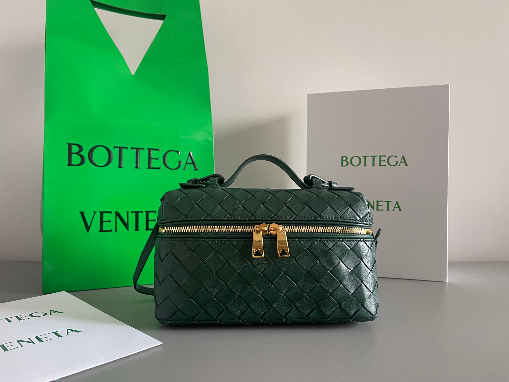Gucci BV新款 Vanity Case 绳带化妆包 789109 采用品牌最 的牛皮编织