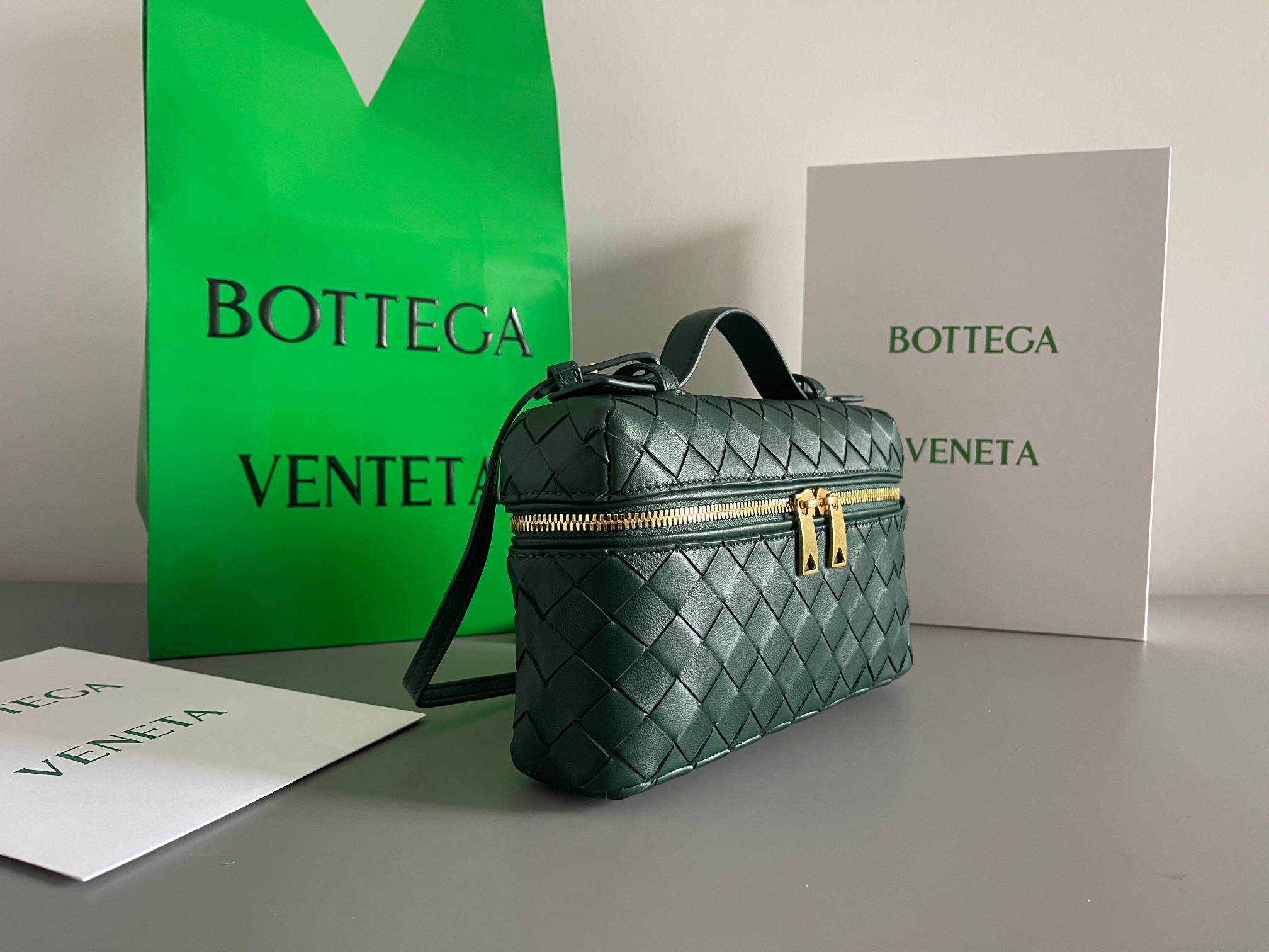 Gucci BV新款 Vanity Case 绳带化妆包 789109 采用品牌最 的牛皮编织