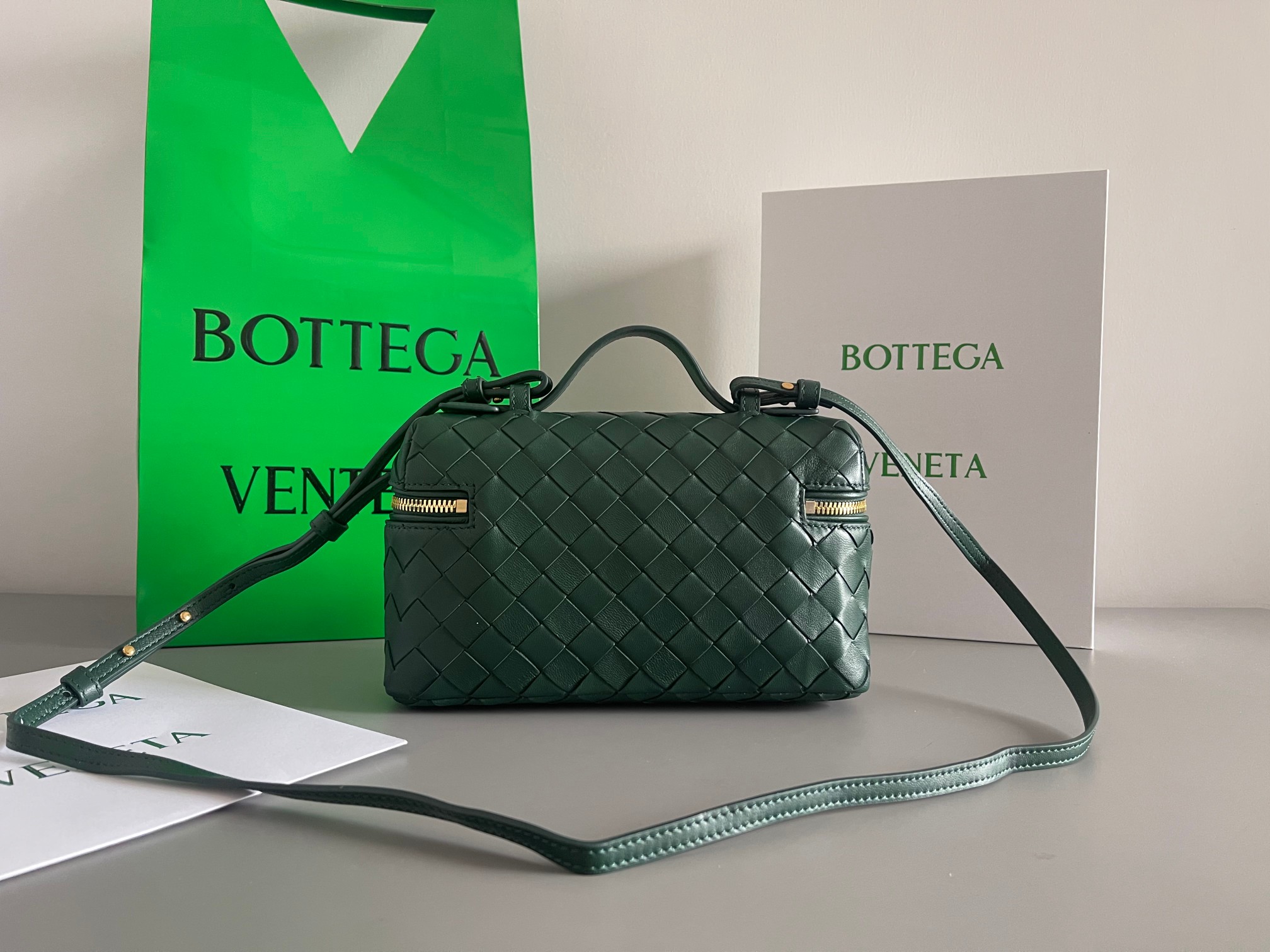 Gucci BV新款 Vanity Case 绳带化妆包 789109 采用品牌最 的牛皮编织