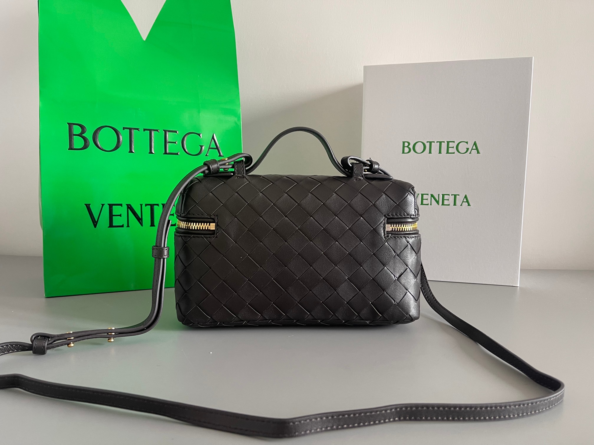 Gucci BV新款 Vanity Case 绳带化妆包 789109 采用品牌最 的牛皮编织