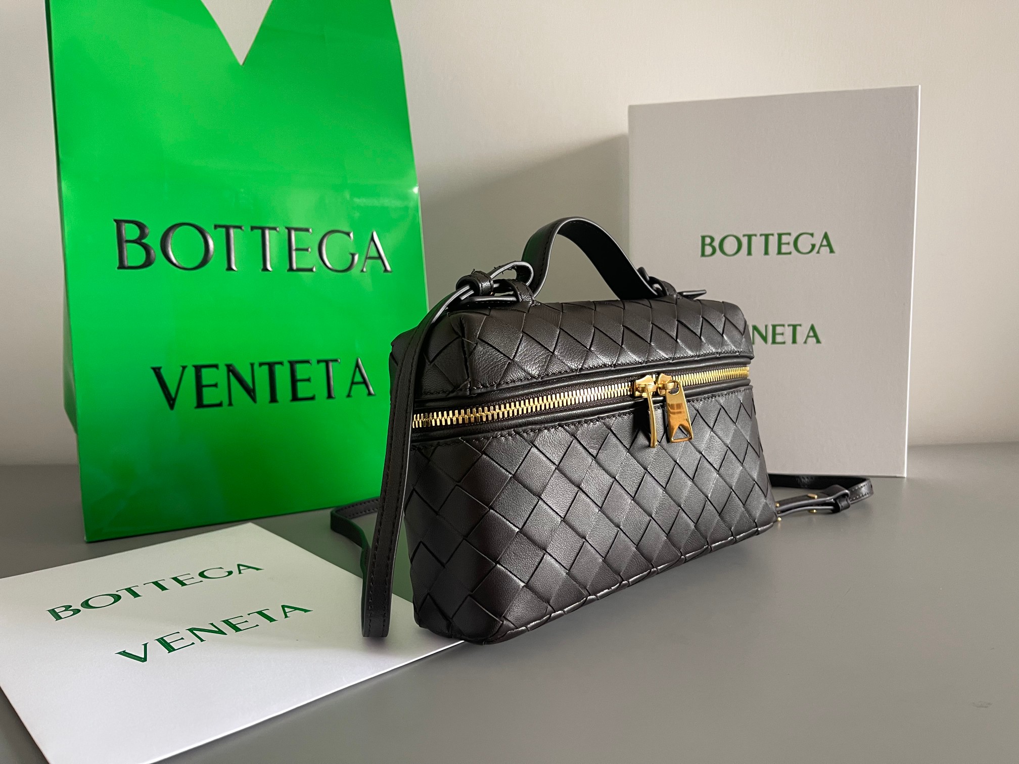 Gucci BV新款 Vanity Case 绳带化妆包 789109 采用品牌最 的牛皮编织
