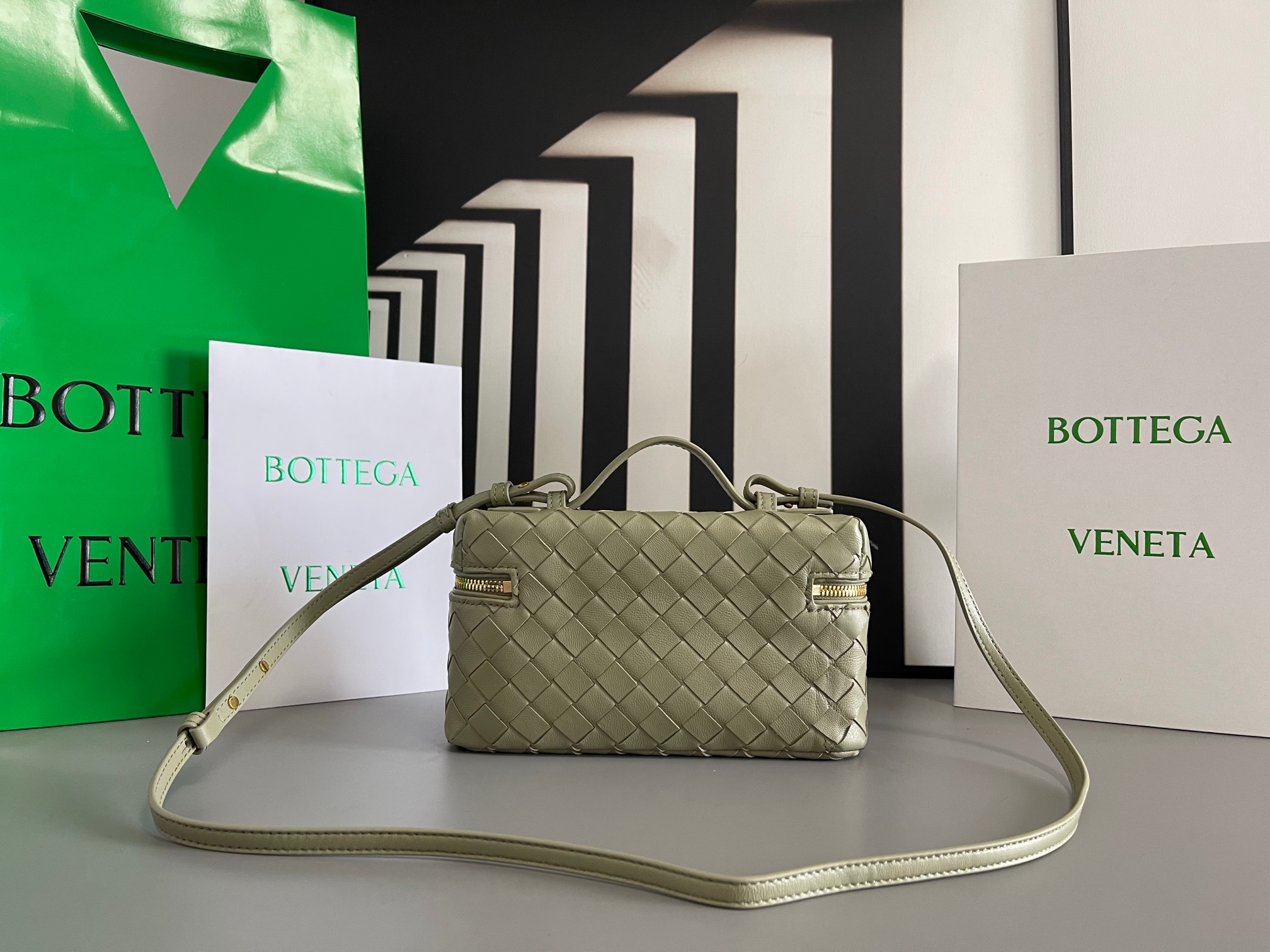 Gucci BV新款 Vanity Case 绳带化妆包 789109 采用品牌最 的牛皮编织