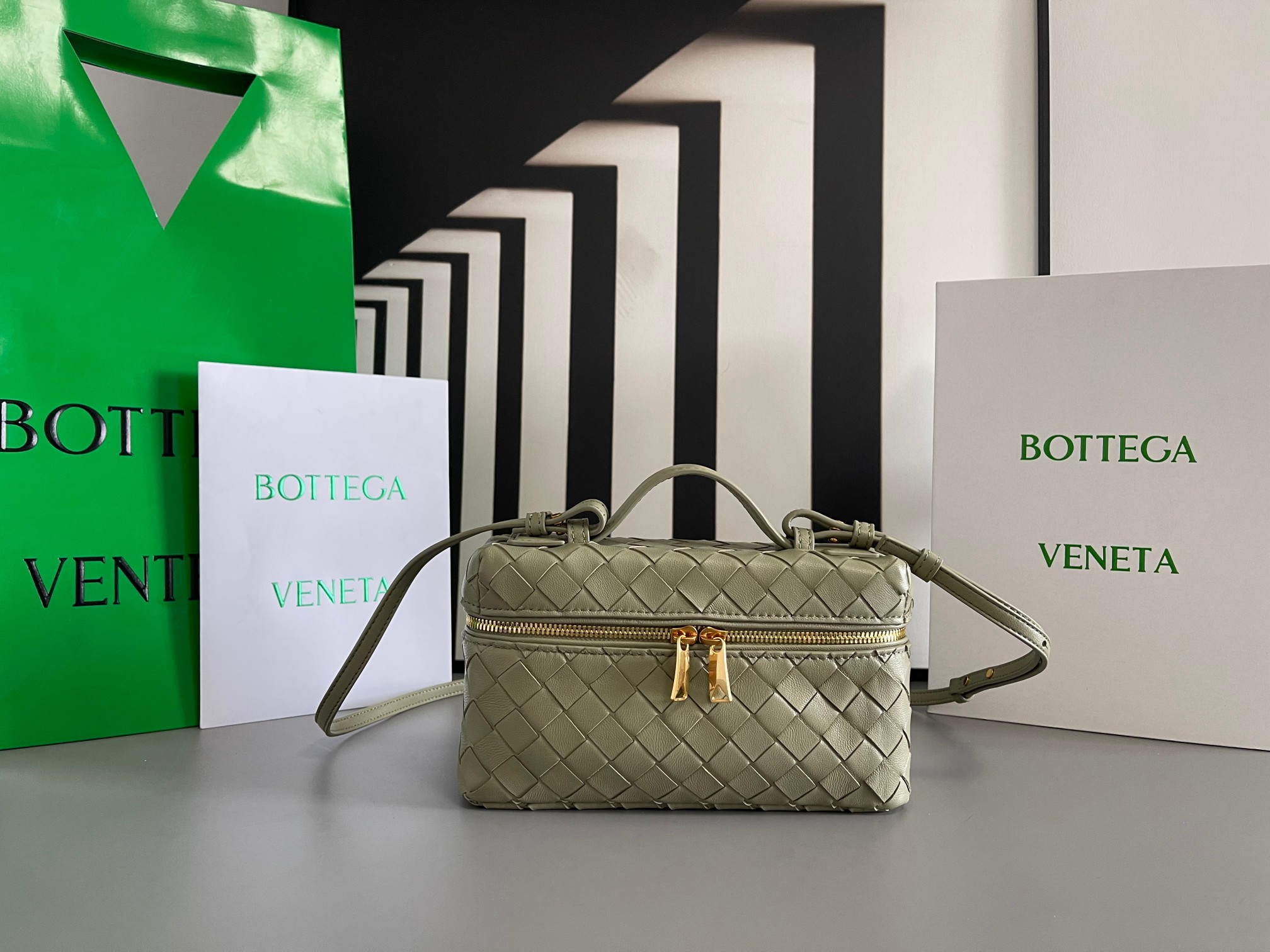 Gucci BV新款 Vanity Case 绳带化妆包 789109 采用品牌最 的牛皮编织