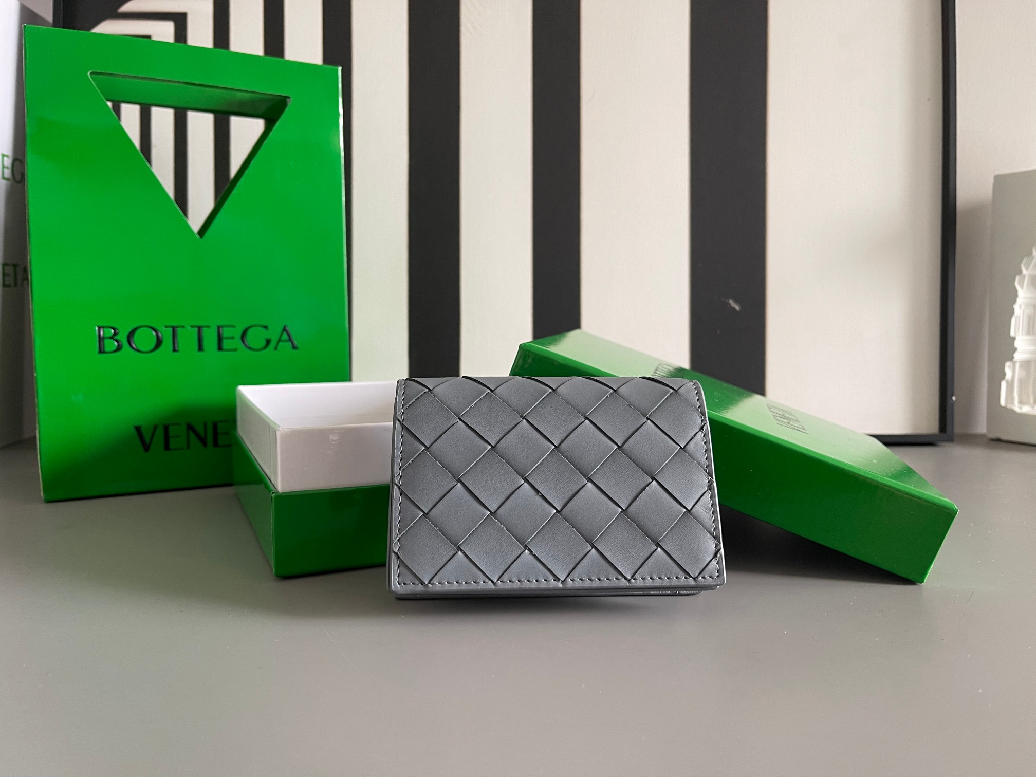 Bottega Veneta #新款名片夹 605720 简单中的高级感肯定是BV编织包包啦