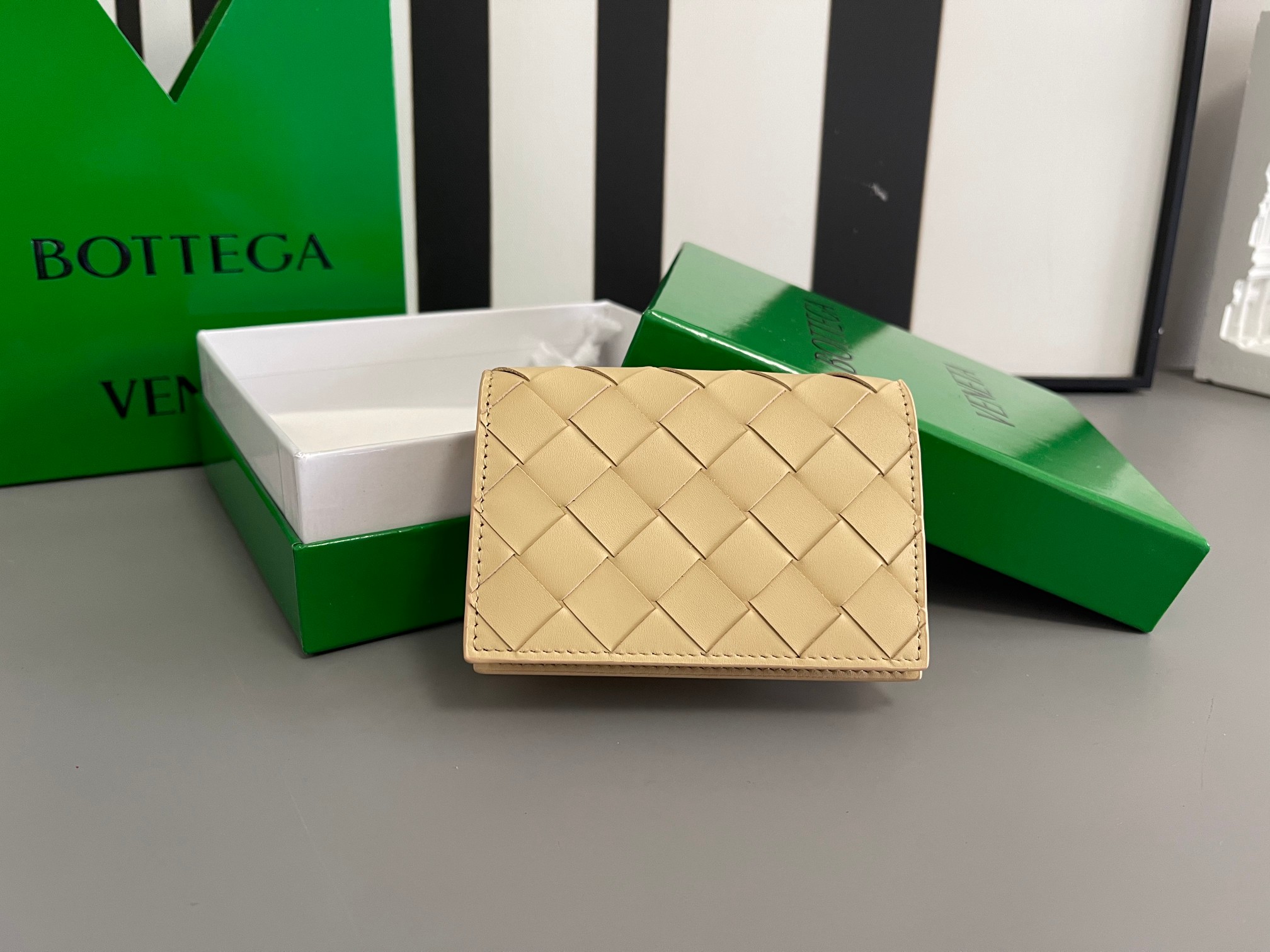 Bottega Veneta #新款名片夹 605720 简单中的高级感肯定是BV编织包包啦