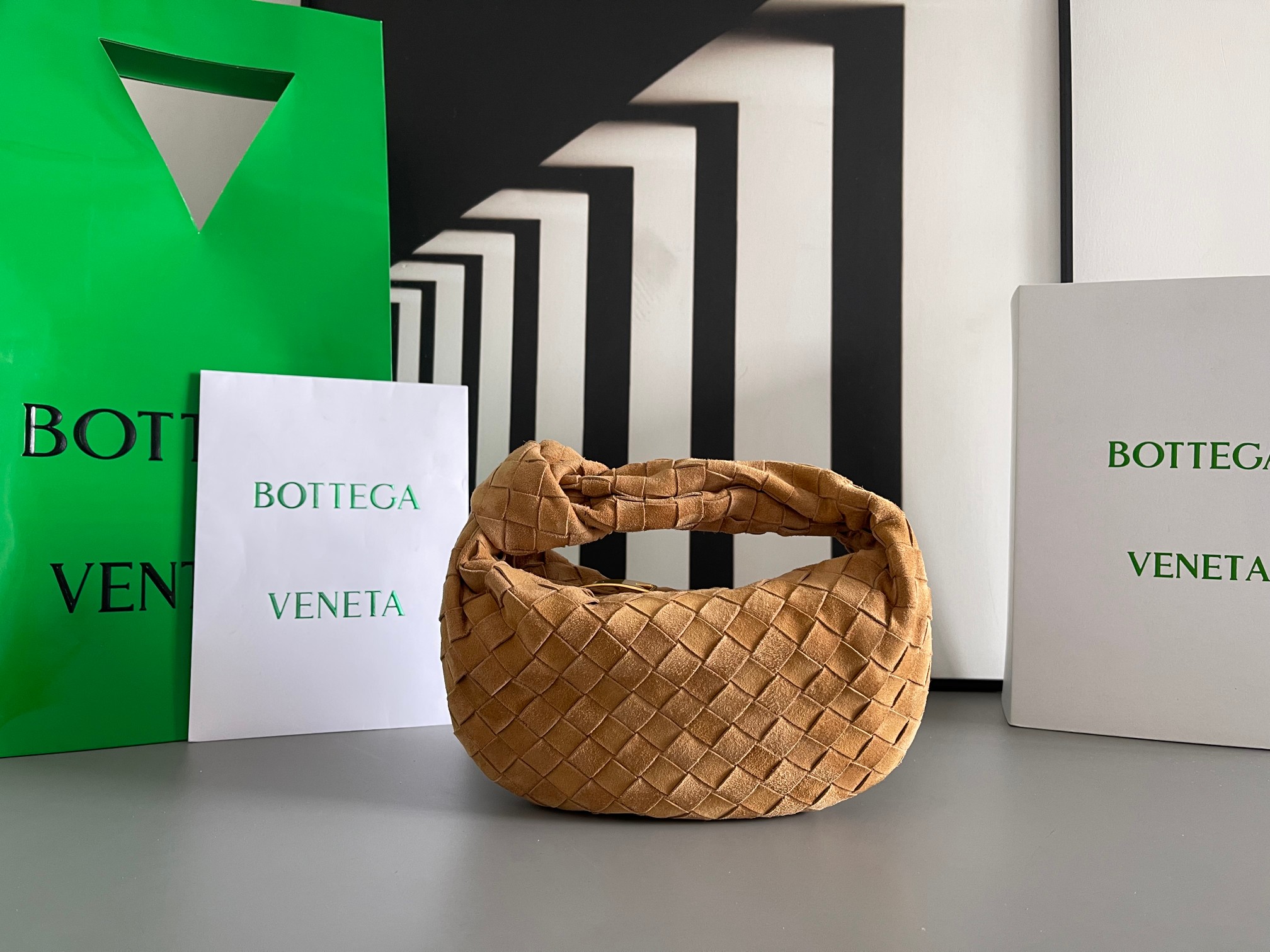 Bottega Veneta BV早春系列新品Mini Jodie 新做法是原有的基础上圆化边角 以 编织皮革打结圆形hobo包